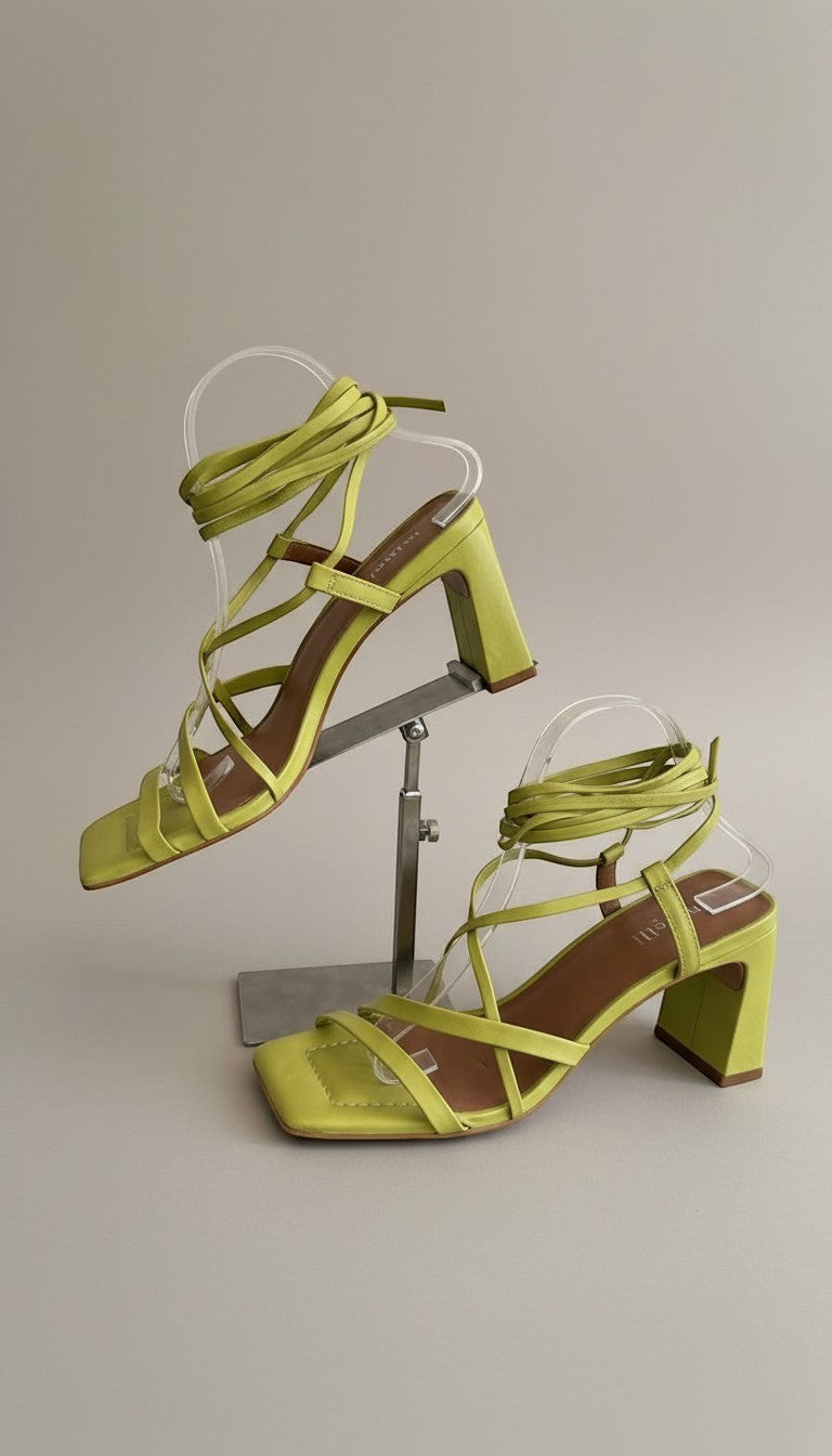 Sandales spartiates Minelli en cuir vert pistache, talon carré de 8 cm, brides fines et liens à nouer, neuves.