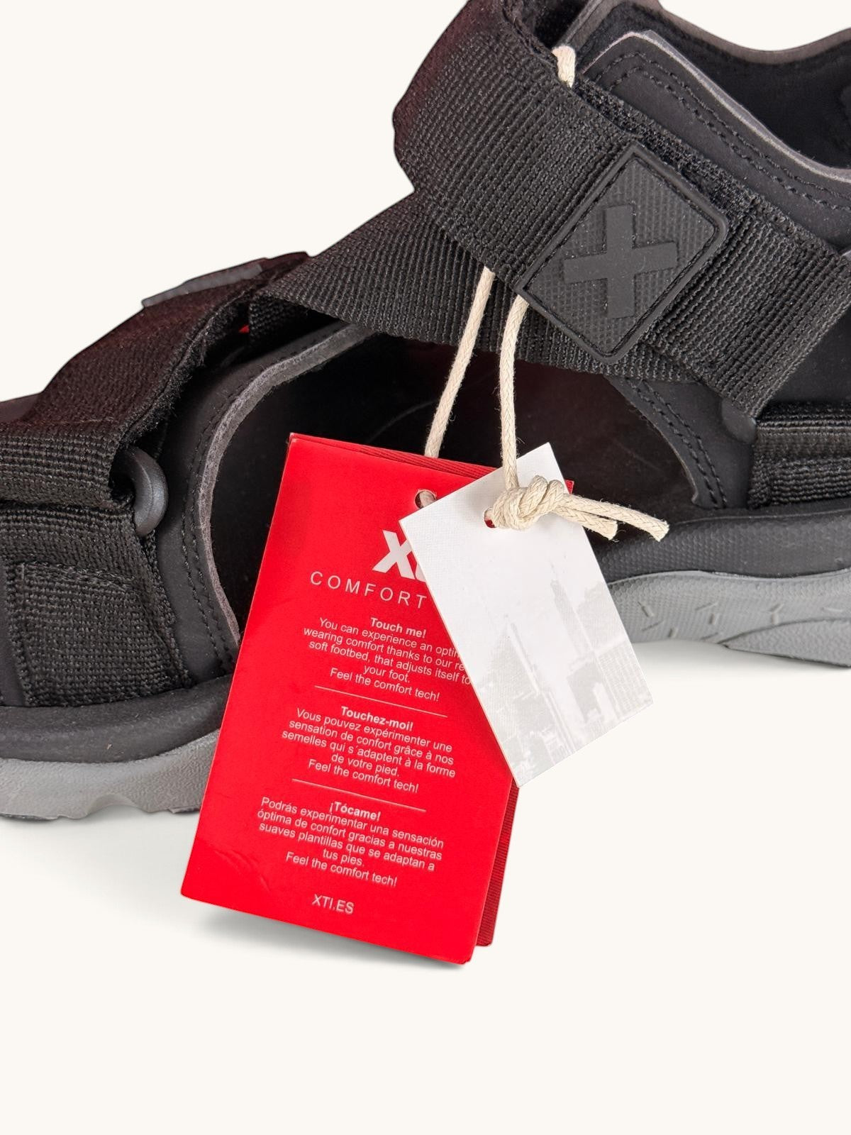 Sandales de sport Frippindealz XTI noires en textile avec brides ajustables à scratch et semelle crantée grise