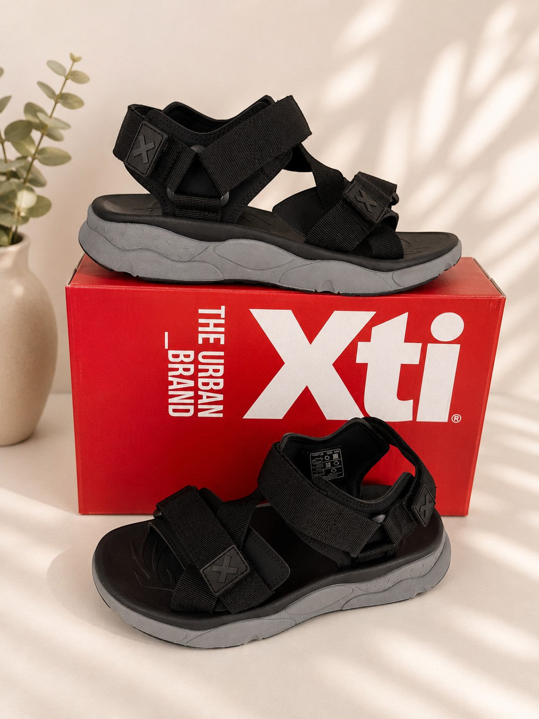 Sandales de sport Frippindealz Xti noires en textile avec brides ajustables et semelle crantée grise