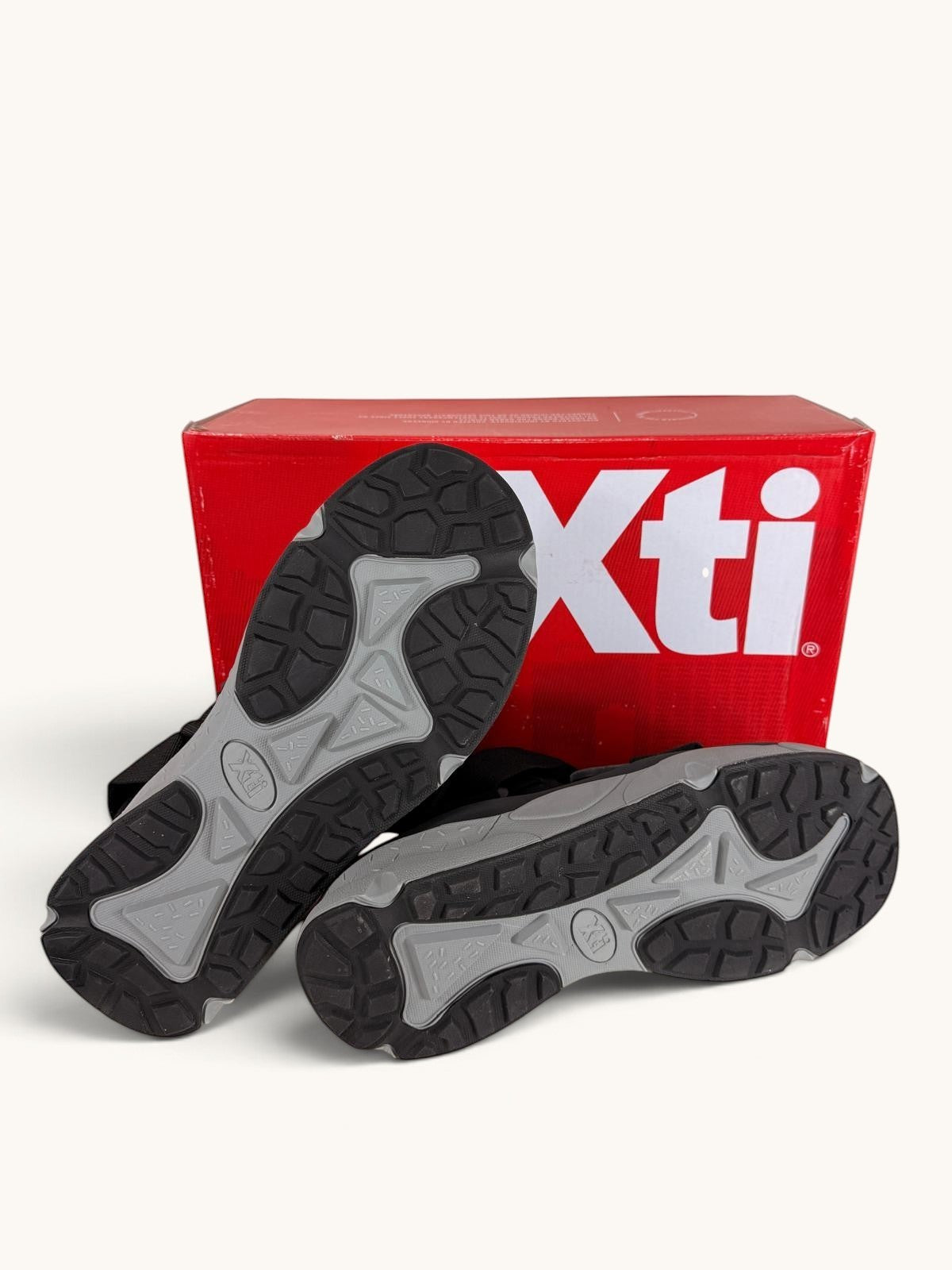 Sandales de sport Frippindealz XTI noires avec semelles crantées grises et boîte de rangement rouge