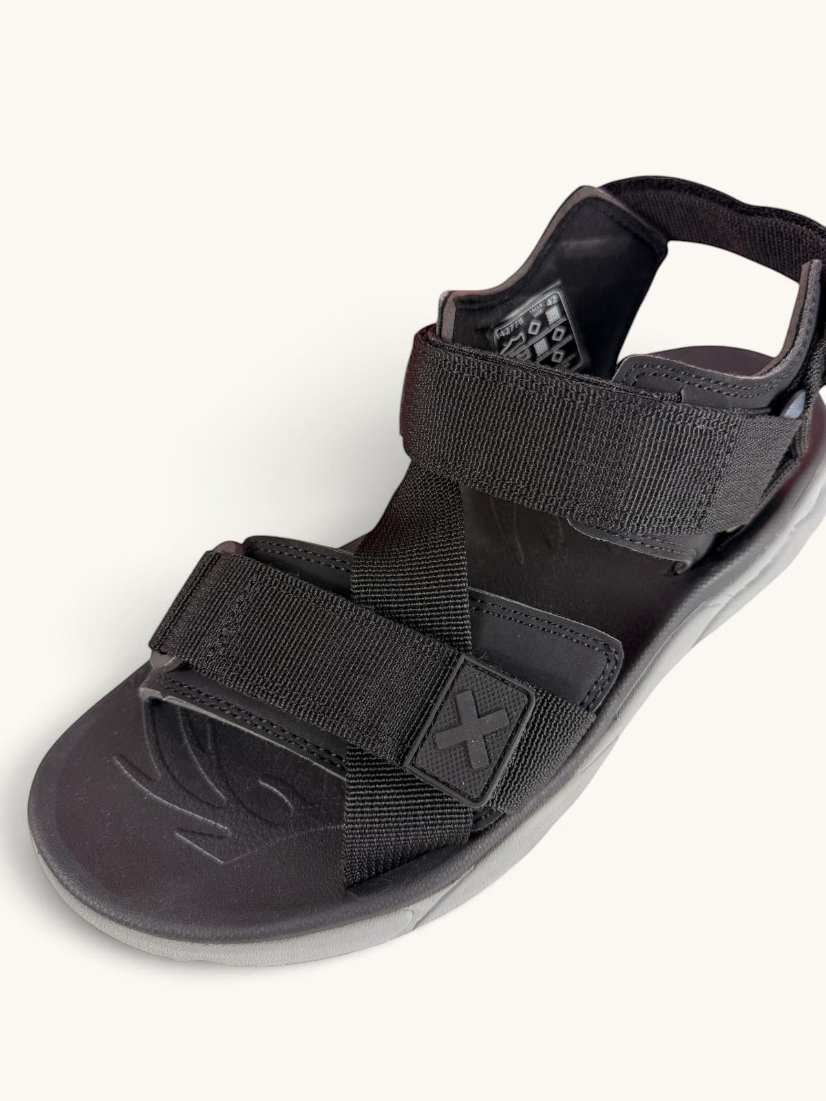 Sandales de sport Frippindealz Xti noires en textile avec brides ajustables à scratch et semelle crantée grise