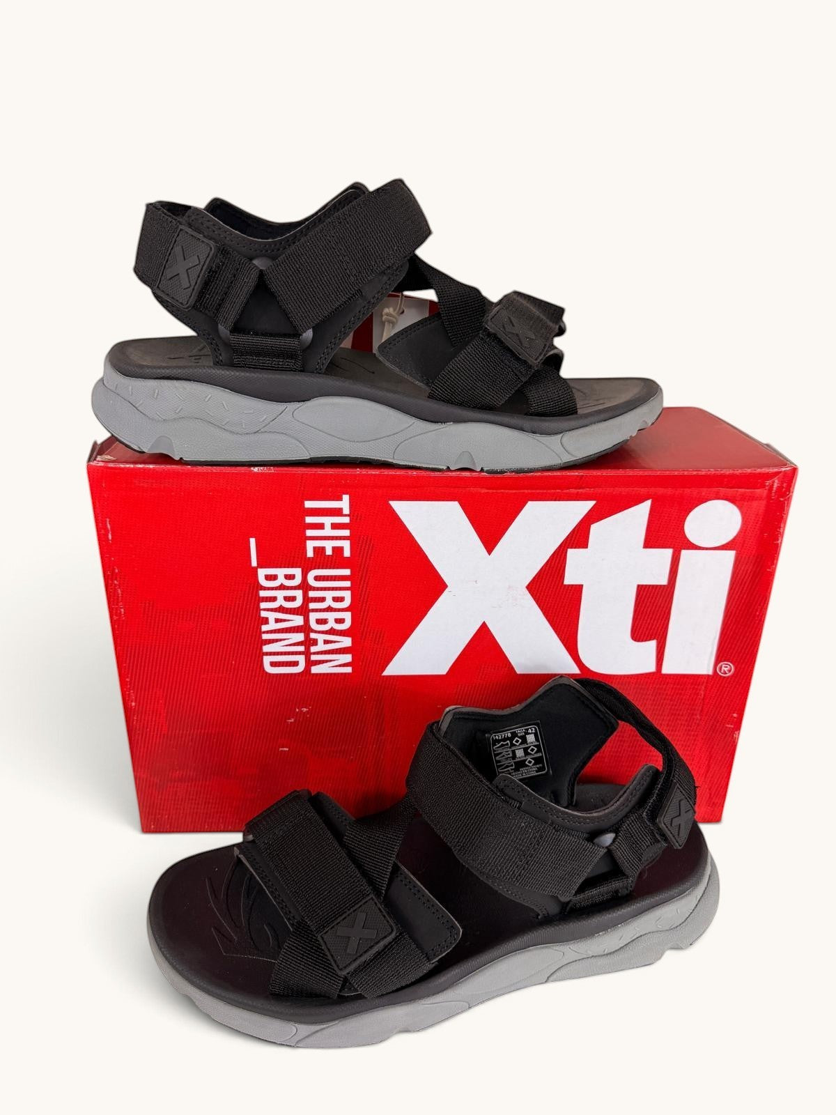 Sandales de sport Frippindealz Xti noires en textile avec brides ajustables et semelle crantée grise