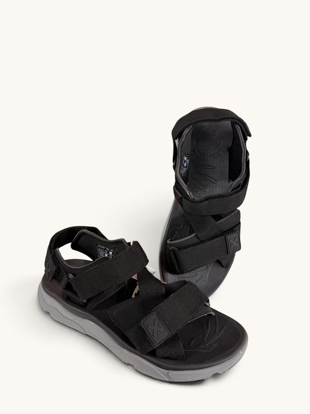 Sandales de sport Frippindealz XTI noires en textile avec brides ajustables à scratch et semelle crantée grise