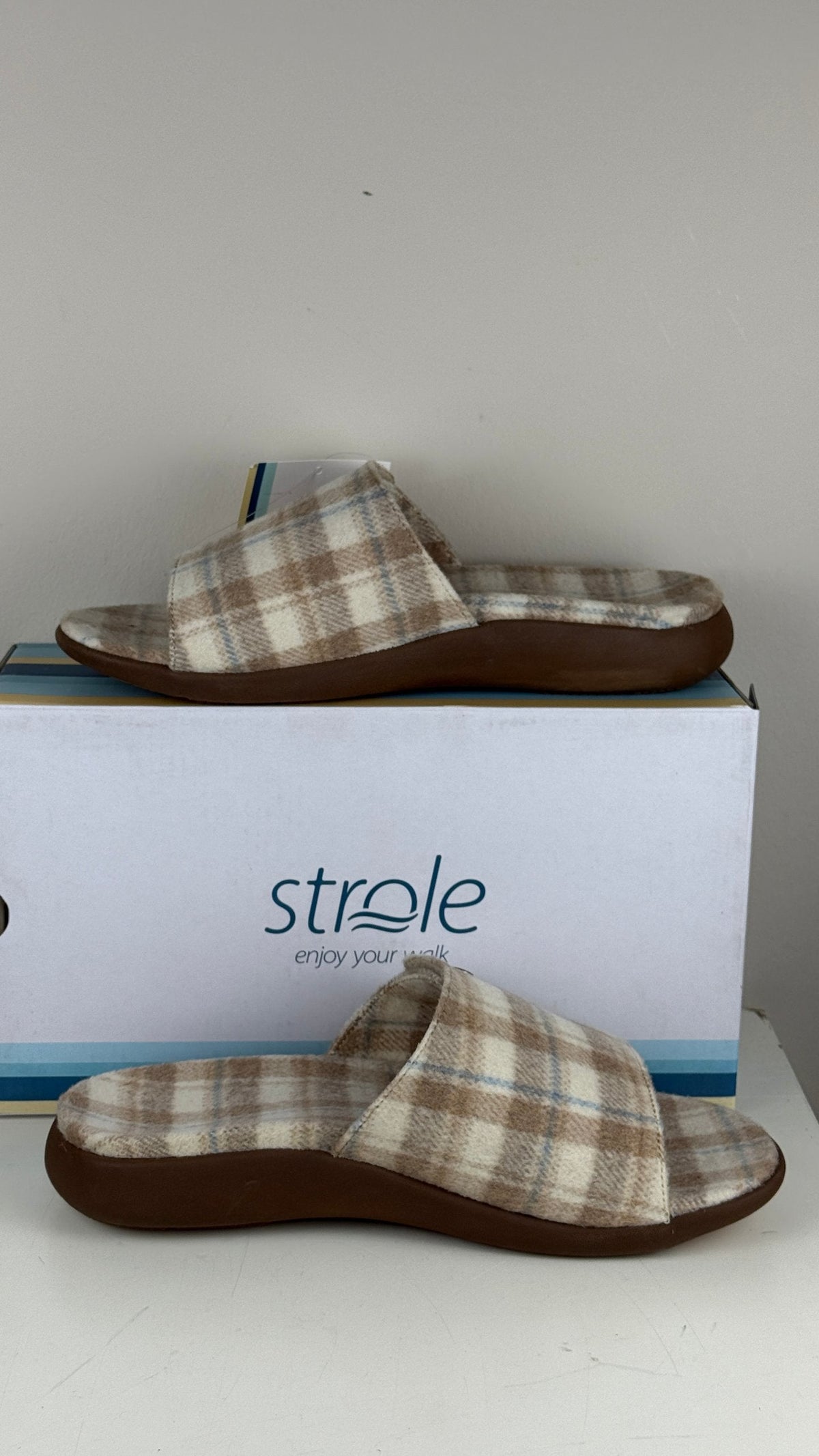 Sandales Frippindealz Strole Den Tartan beige et marron à motif écossais avec semelle confortable sur leur boîte