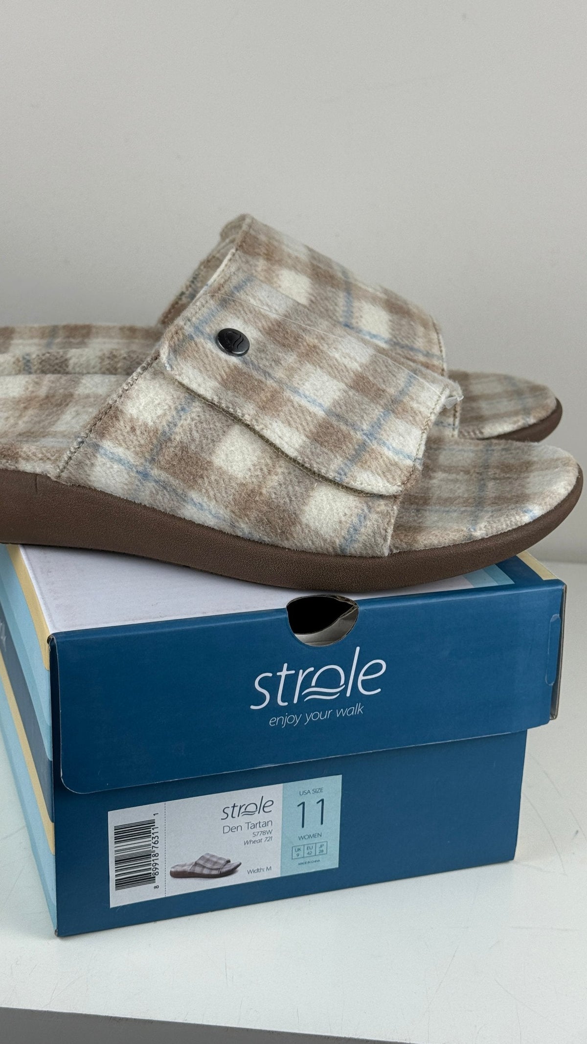 Sandales Frippindealz Strole Den Tartan beige et marron à motif écossais avec semelle confortable sur leur boîte