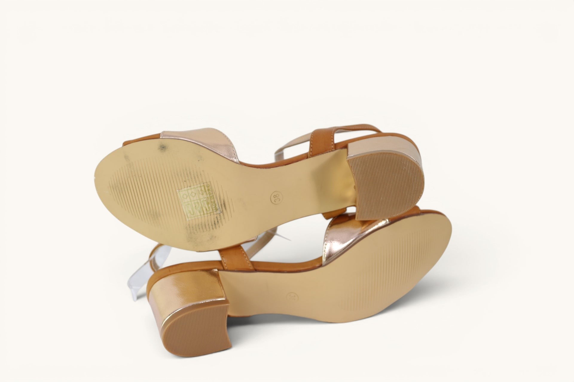Sandales Frippindealz Poti Pati à talon bloc, coloris camel et doré rosé avec semelles extérieures visibles