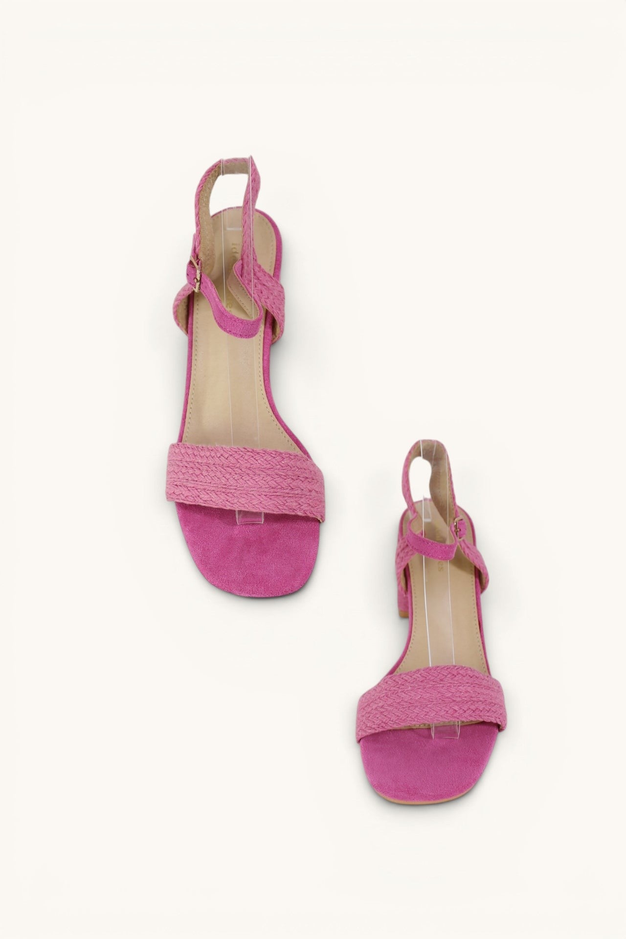 Sandales à talon carré Frippindealz Ideal Shoes rose fuchsia avec bride tressée et fermeture à boucle à la cheville