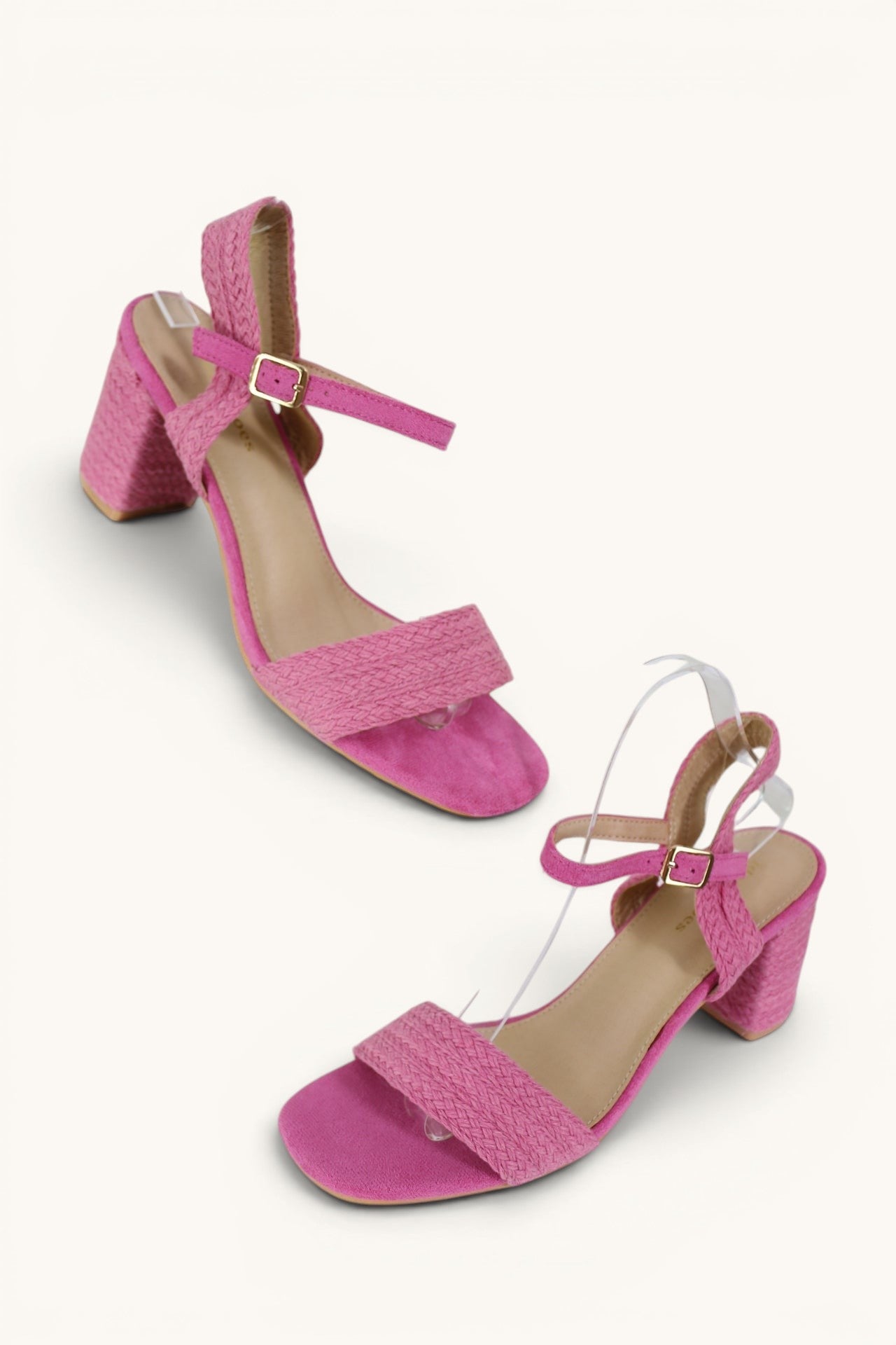 Sandales à talon carré Frippindealz Ideal Shoes rose fuchsia avec brides tressées et fermeture à boucle réglable