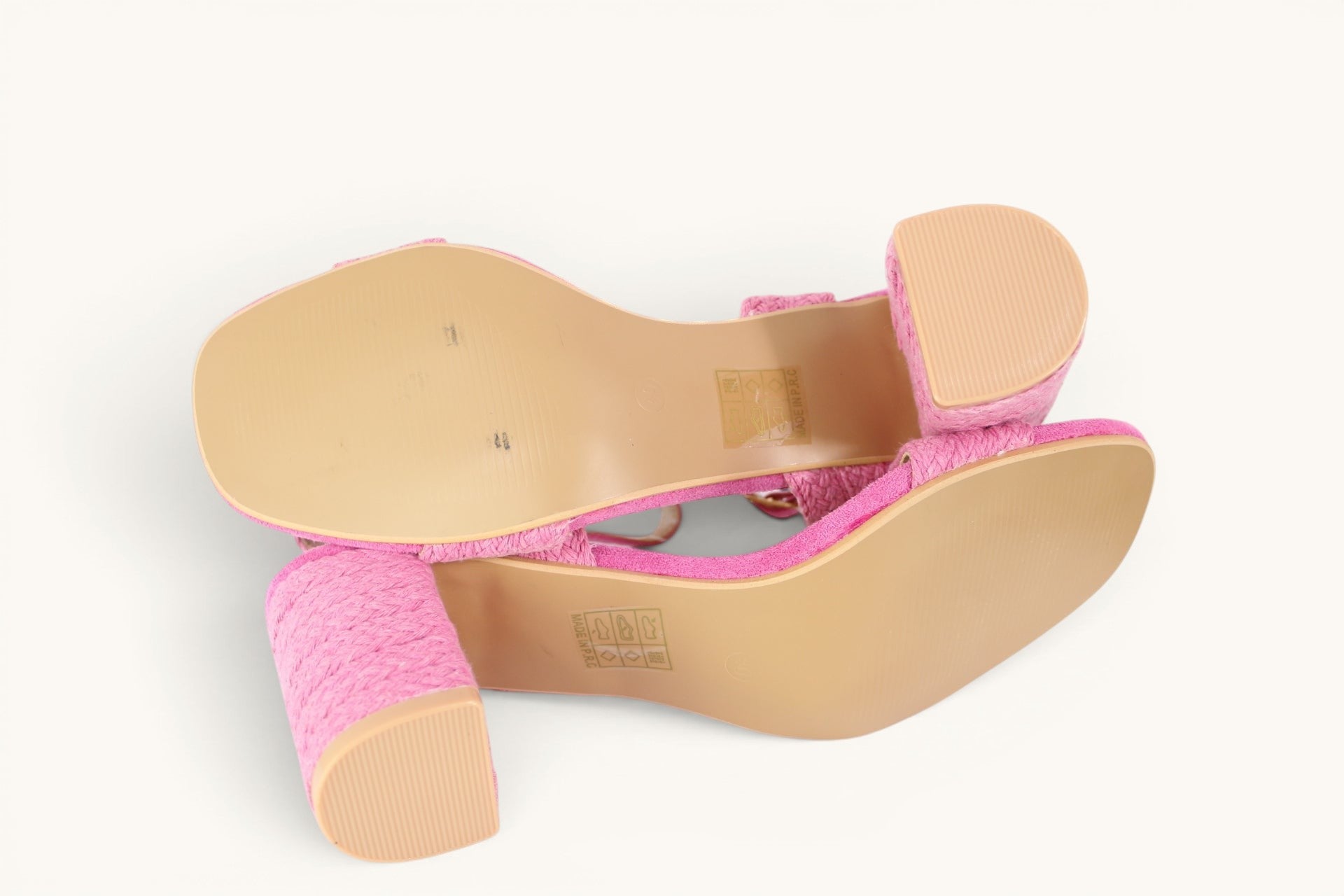 Sandales à talon carré Frippindealz Ideal Shoes rose fuchsia avec finition tressée vue de dessous