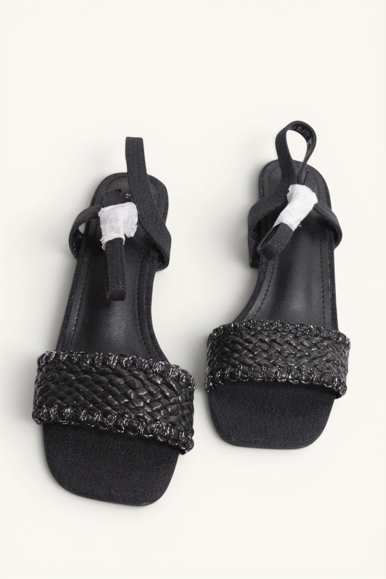Sandales à talon Frippindealz noires en cuir synthétique avec bride tressée et bout carré