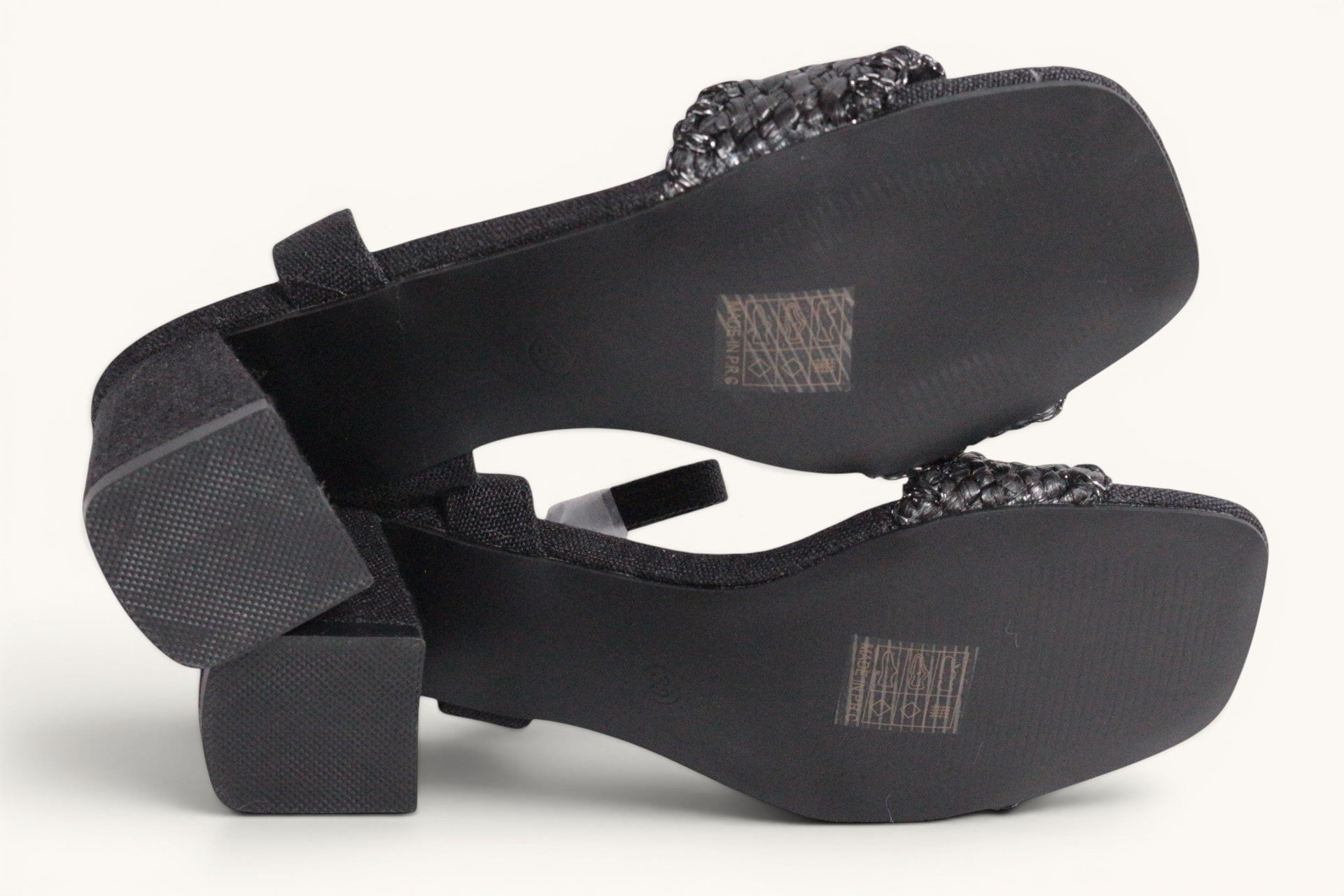 Sandales à talon noir Frippindealz en cuir synthétique avec bride tressée et talon bloc de 6,5 cm, vue de dessous
