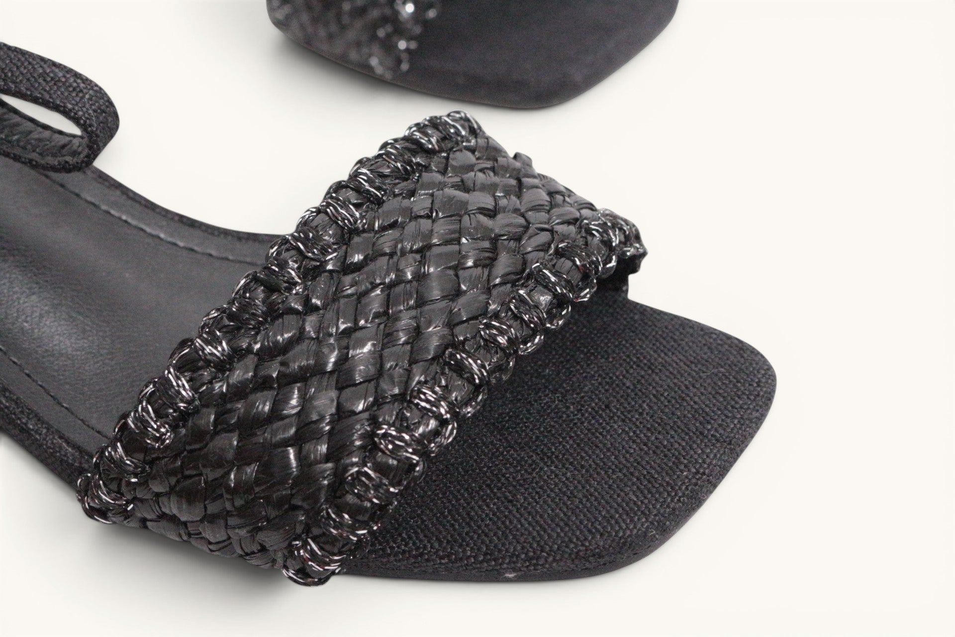 Sandales à talon noir Frippindealz en matière synthétique avec bride tressée et bout carré élégant
