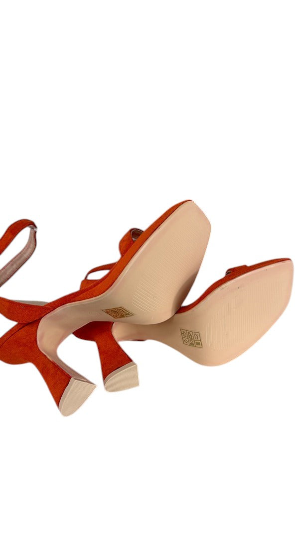 Sandales à talons Frippindealz Quanticlo en suédine orange avec bout carré et talon évasé, vue de dessous