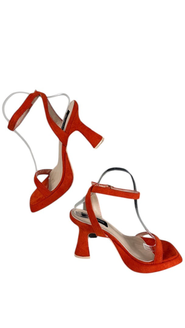 Sandales à talons Frippindealz Quanticlo en suédine orange avec bout carré et bride à la cheville