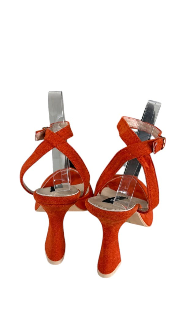Sandales à talon Frippindealz Quanticlo en suédine orange avec bride cheville et talon évasé graphique