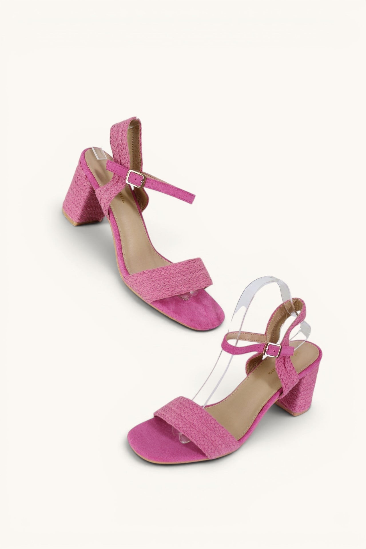 Sandales à talon carré Frippindealz Ideal Shoes rose fuchsia avec brides tressées et fermeture à boucle réglable