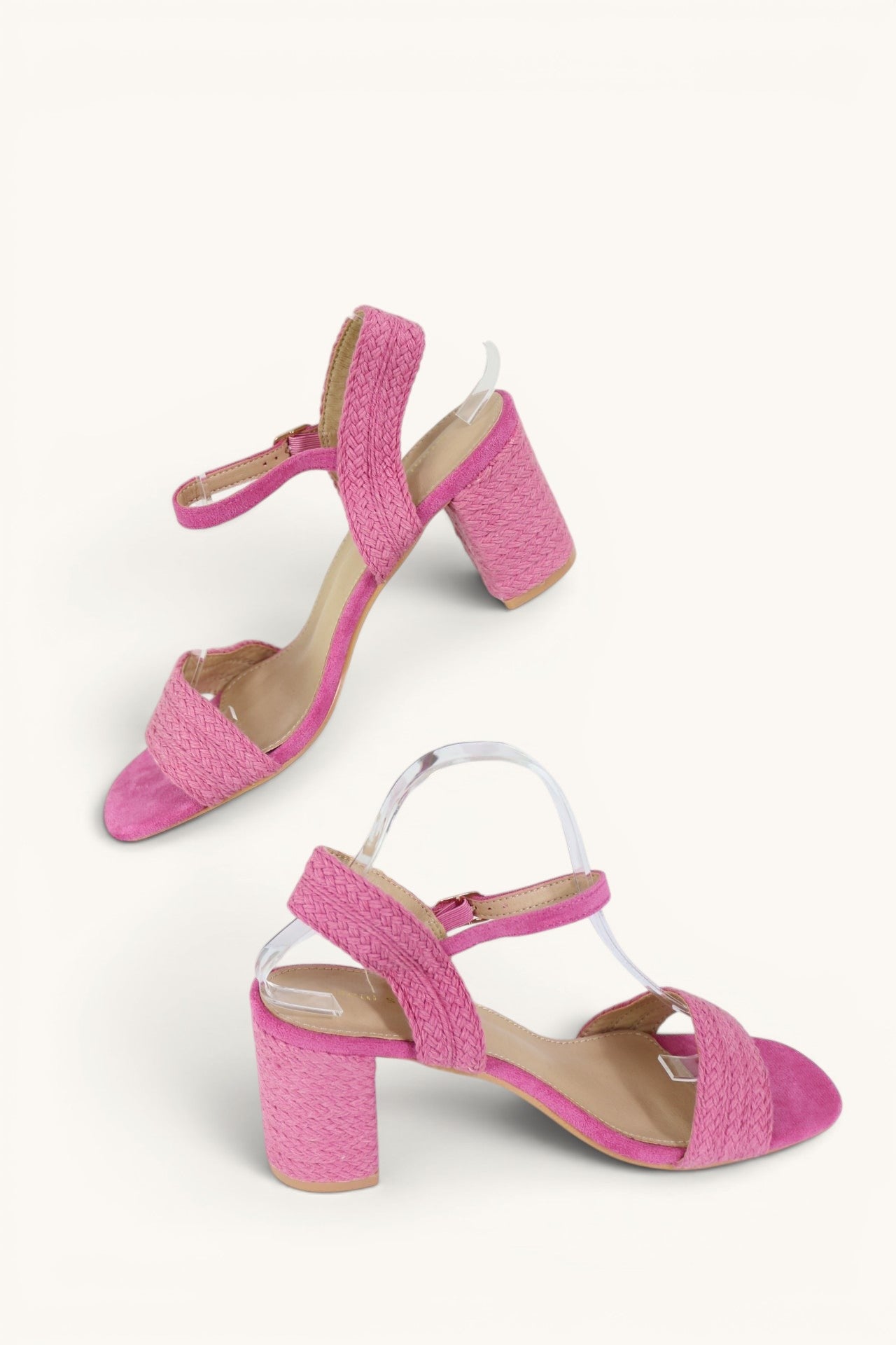 Sandales à talon carré Frippindealz Ideal Shoes rose fuchsia avec finition tressée et bride cheville réglable