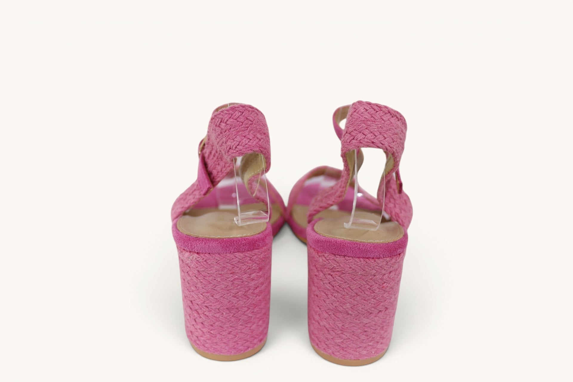 Sandales à talon carré Frippindealz Ideal Shoes rose fuchsia avec finition tressée et bride cheville réglable