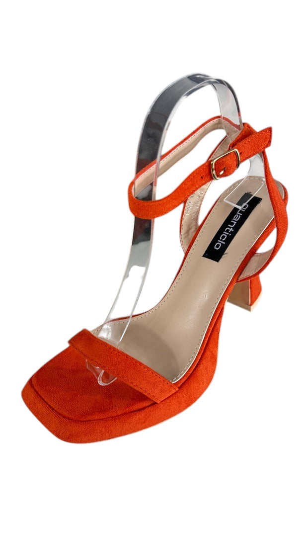 Sandales à talons Frippindealz Quanticlo en suédine orange avec bout carré et bride à boucle dorée
