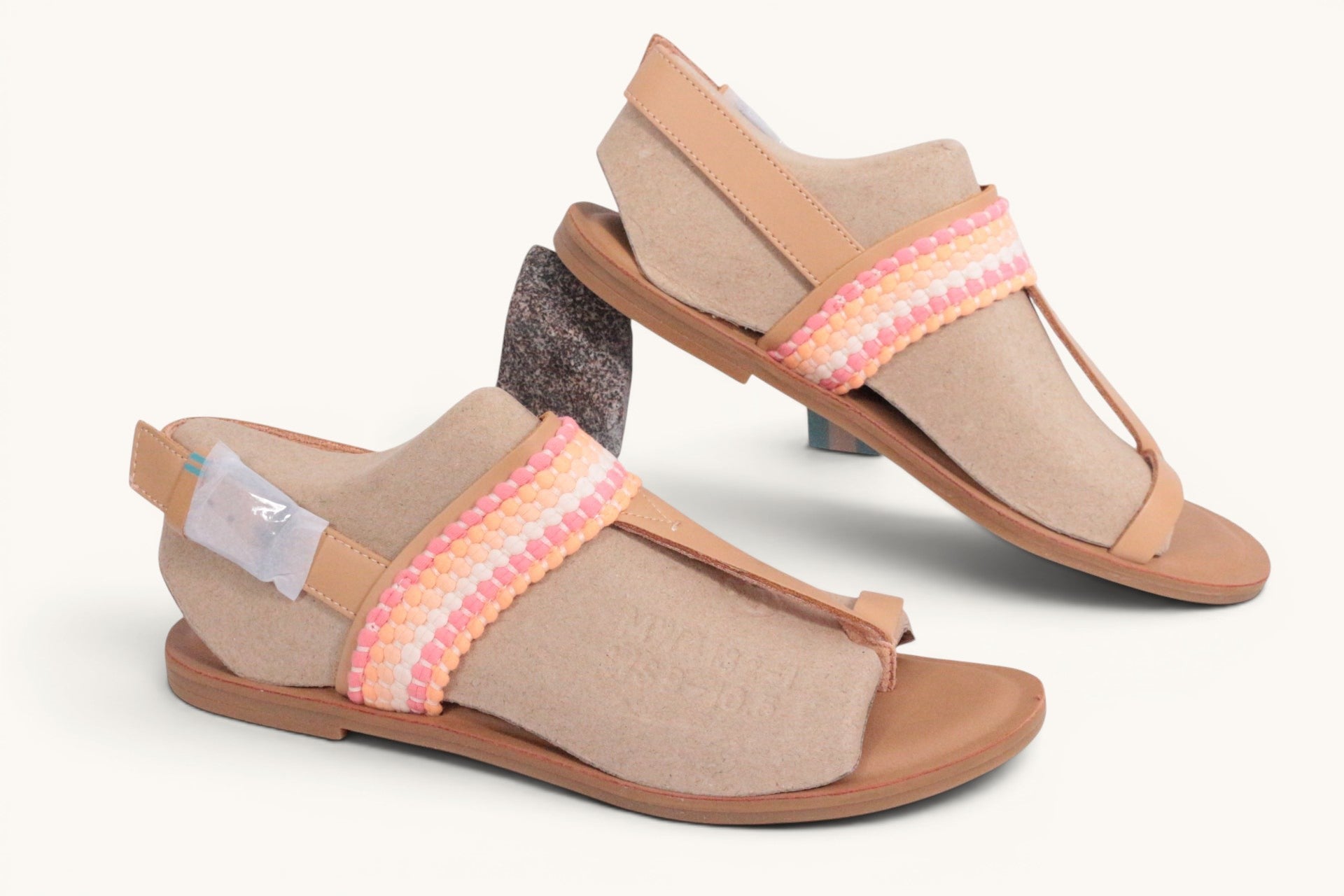 Sandales Frippindealz Tom's en cuir beige avec bride ornée de perles roses et orange, style estival confortable.
