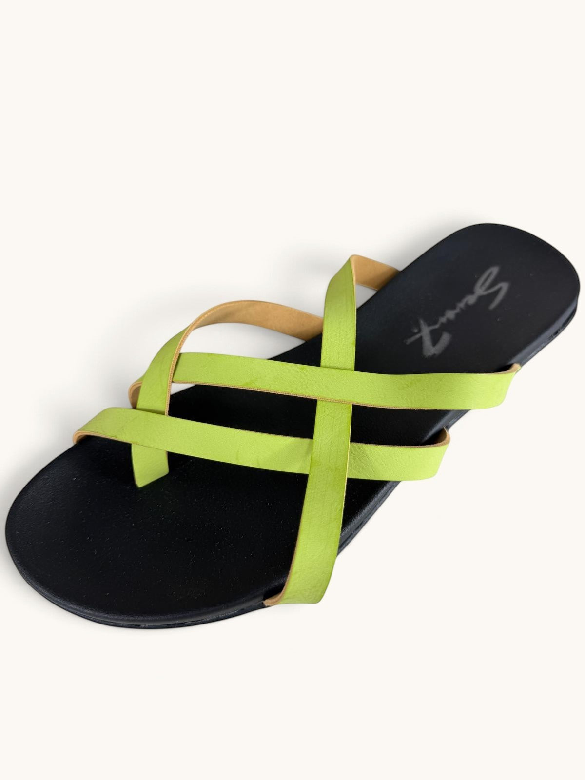 Sandales plates Frippindealz Seven7 vert lime avec brides entrelacées et semelle intérieure noire contrastante