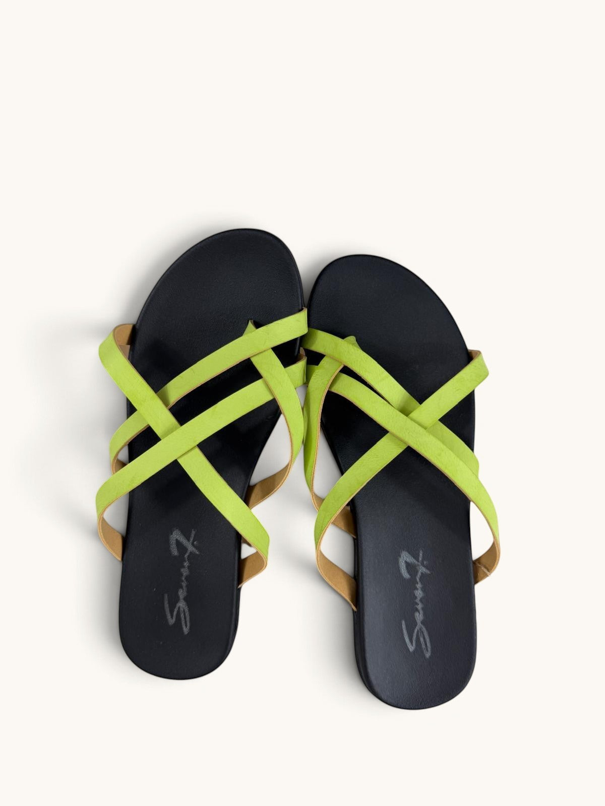 Sandales plates Frippindealz Seven7 vert lime avec brides entrelacées et semelle intérieure noire contrastante