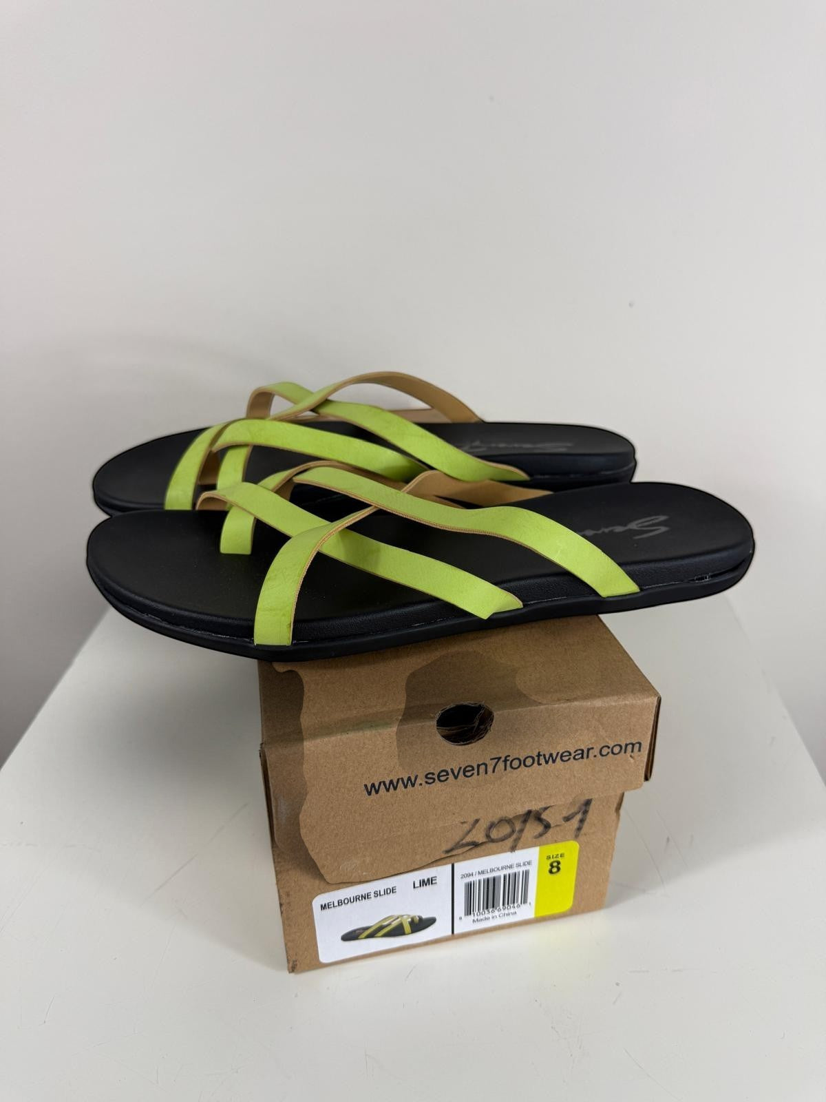Sandales plates Frippindealz Seven7 Melbourne vert lime avec brides entrelacées et semelle intérieure noire