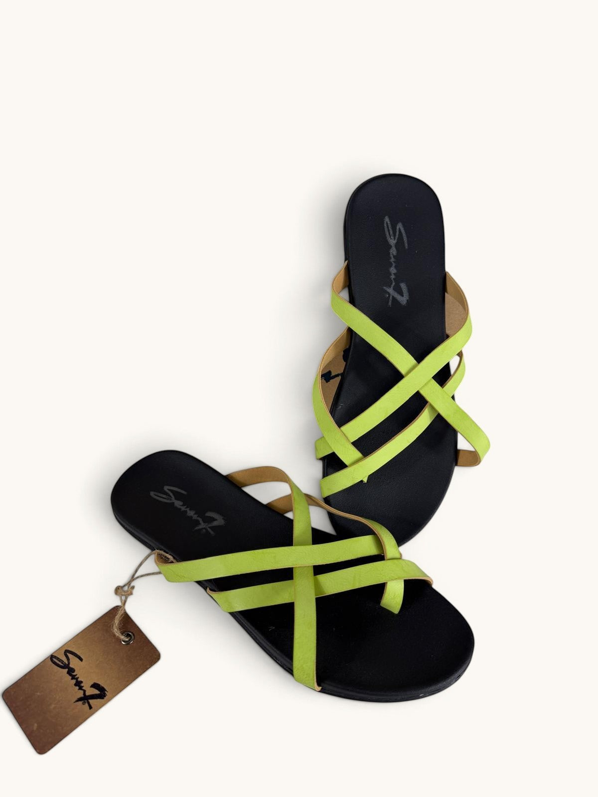 Sandales plates Frippindealz Seven7 vert lime en cuir synthétique avec brides entrelacées et semelle noire