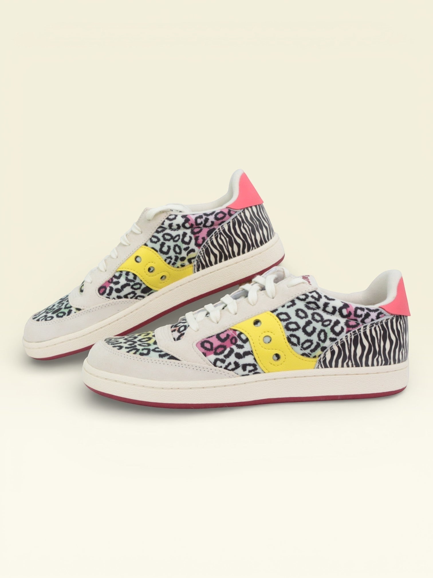 Baskets Frippindealz Saucony mixtes en cuir avec imprimés léopard et zèbre, détails jaunes et roses, état neuf.