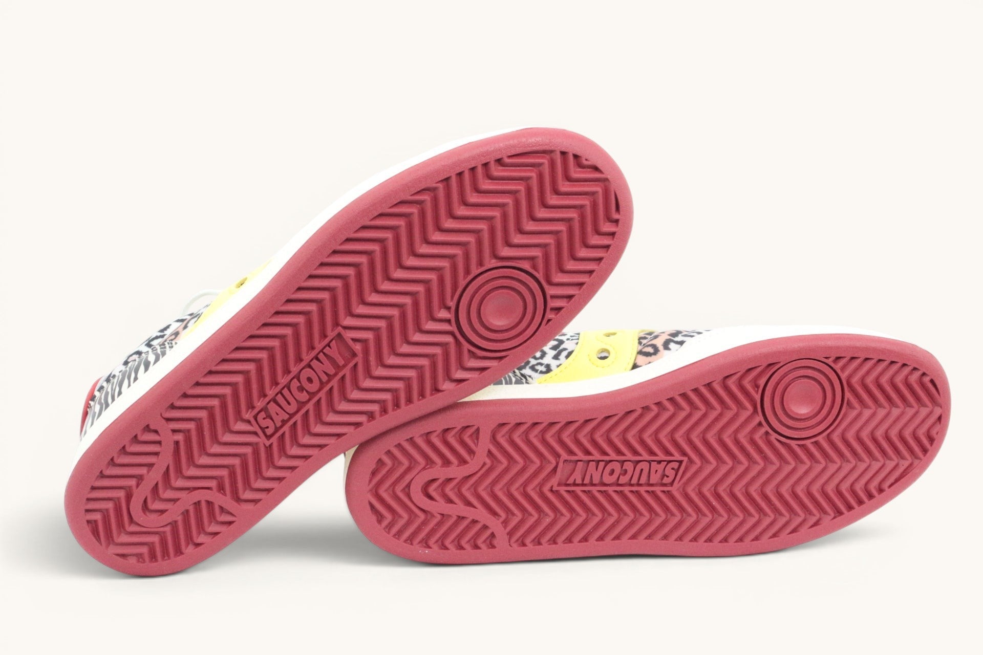 Baskets Frippindealz Saucony mixtes à motifs léopard et zèbre avec semelles extérieures en caoutchouc rose vif