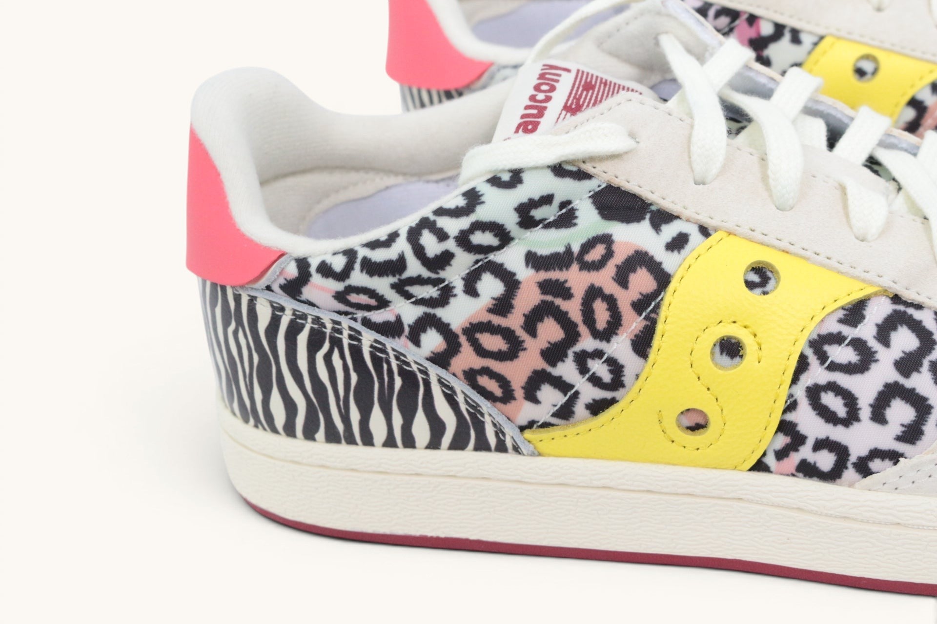Baskets Frippindealz Saucony mixtes en cuir avec imprimés léopard et zèbre, détails rose fluo et jaune