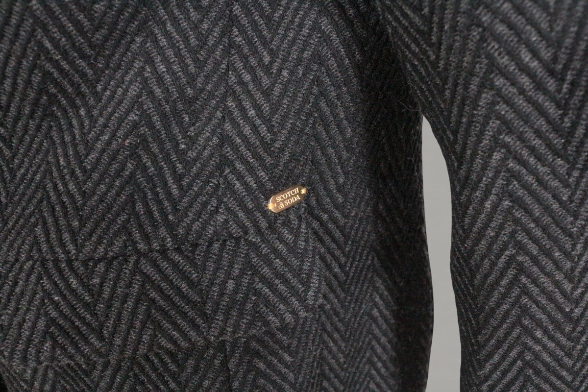 Gros plan sur le manteau long Frippindealz Scotch & Soda en laine et polyester gris et noir à motif chevron