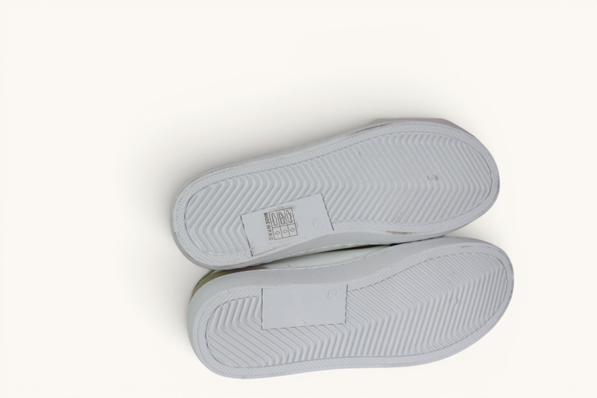 Semelles blanches crantées de baskets Frippindealz avec étiquette de fabrication visible