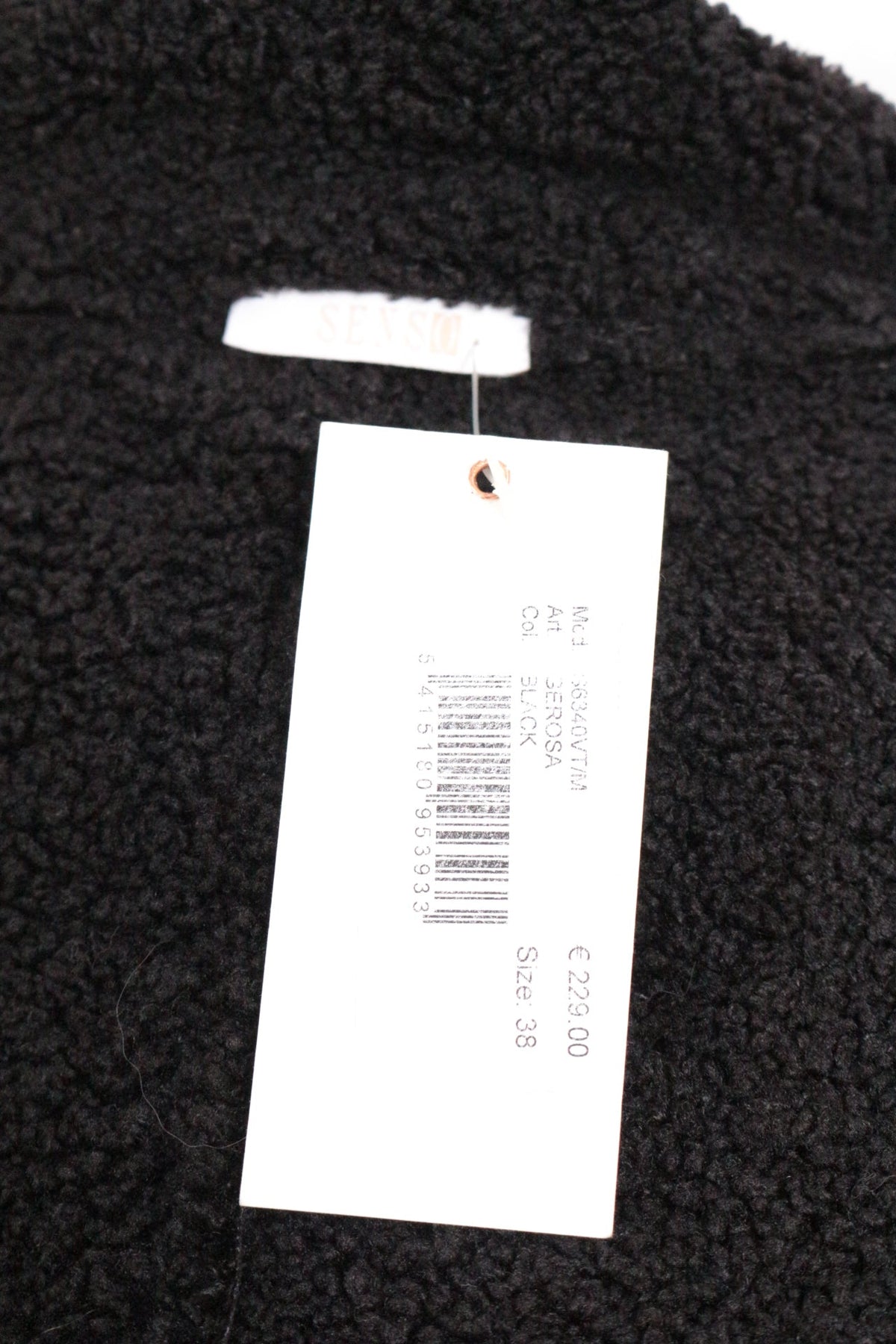 Étiquette de prix Frippindealz sur une veste Senso noire en matière texturée effet mouton retourné