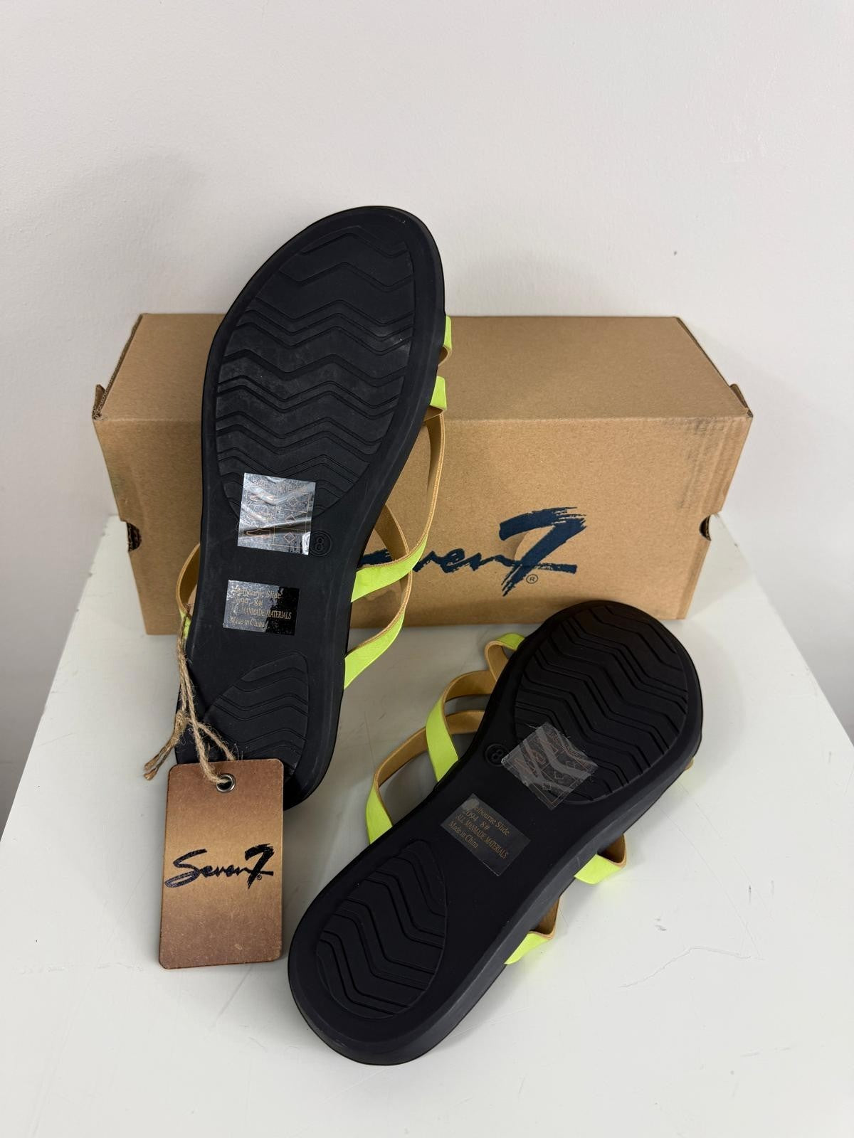 Sandales plates Frippindealz Seven7 vert lime avec semelles noires antidérapantes et étiquette de marque