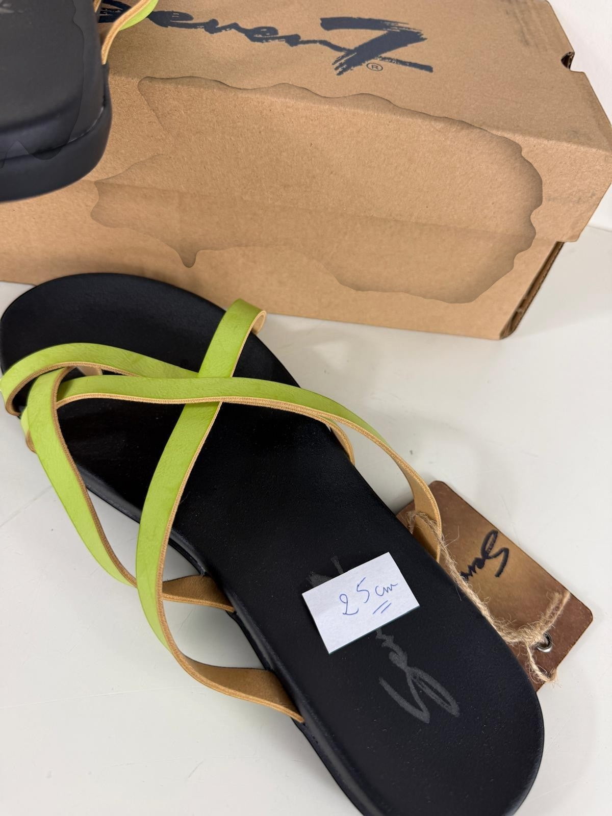 Sandales plates Frippindealz Seven7 vert lime avec brides entrelacées et semelle noire, neuves avec étiquette