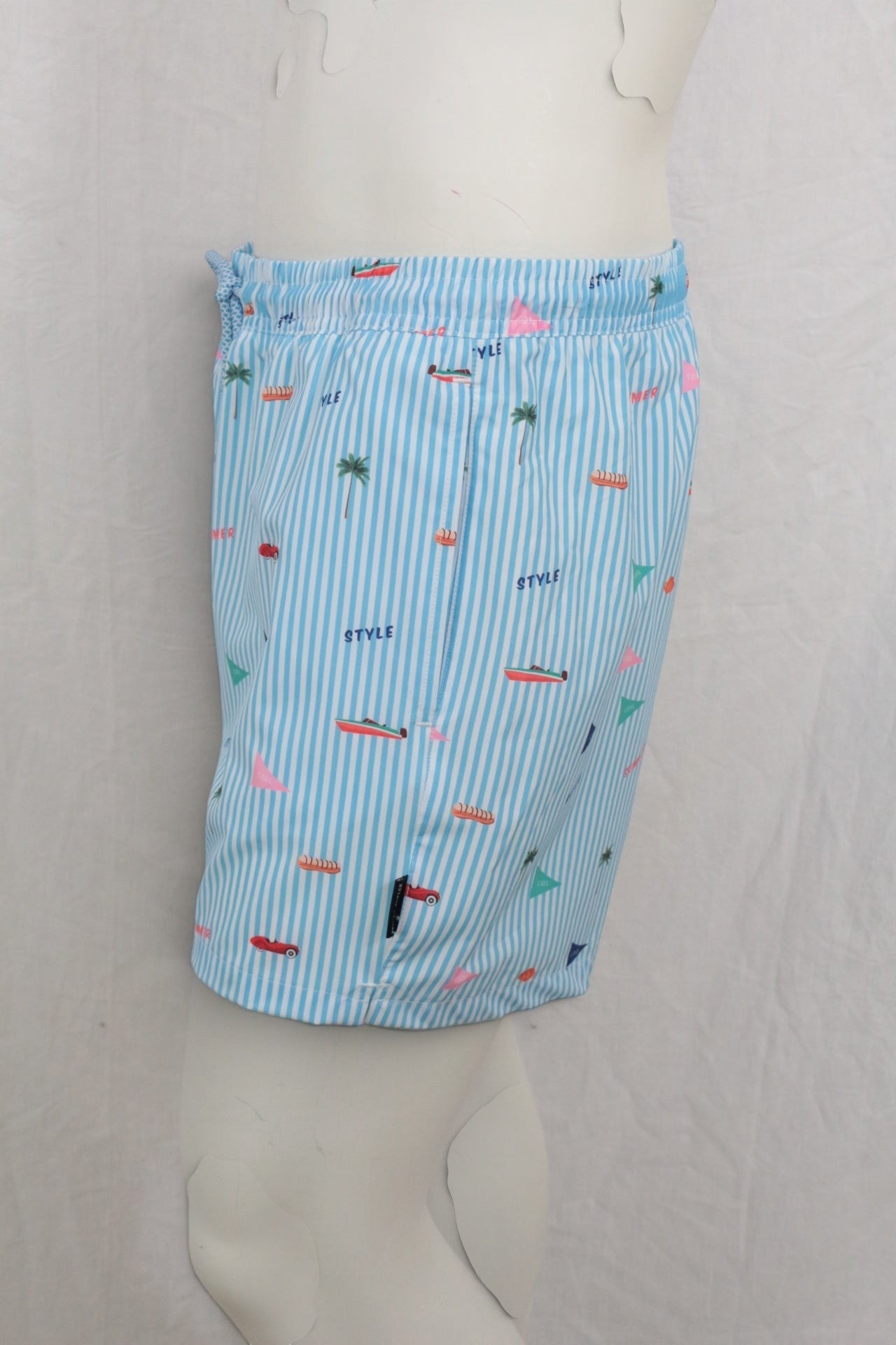Short de bain Frippindealz Bruce & Butler rayé bleu ciel et blanc avec motifs estivaux sur mannequin