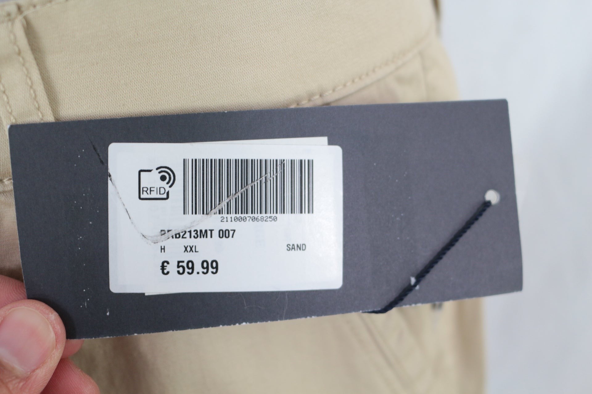 Étiquette de prix Frippindealz sur short cargo beige sable Bruce & Butler en coton stretch, taille XXL, neuf.