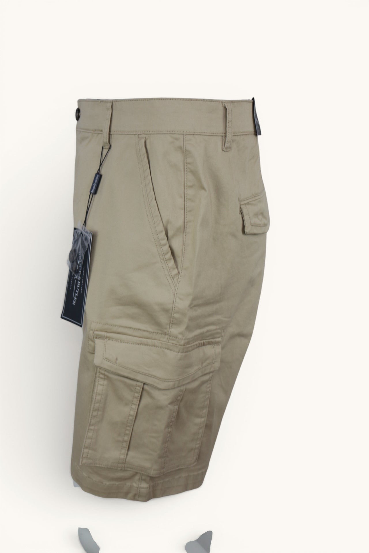 Short cargo beige sable Frippindealz Bruce & Butler en coton stretch, neuf avec étiquette, poches latérales pratiques.