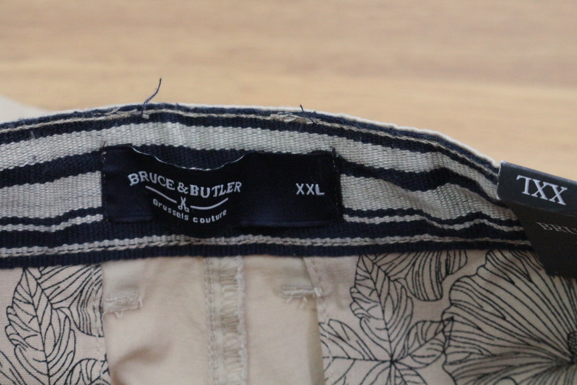 Détail de la ceinture intérieure rayée et doublure florale du short cargo beige Frippindealz Bruce & Butler taille XXL