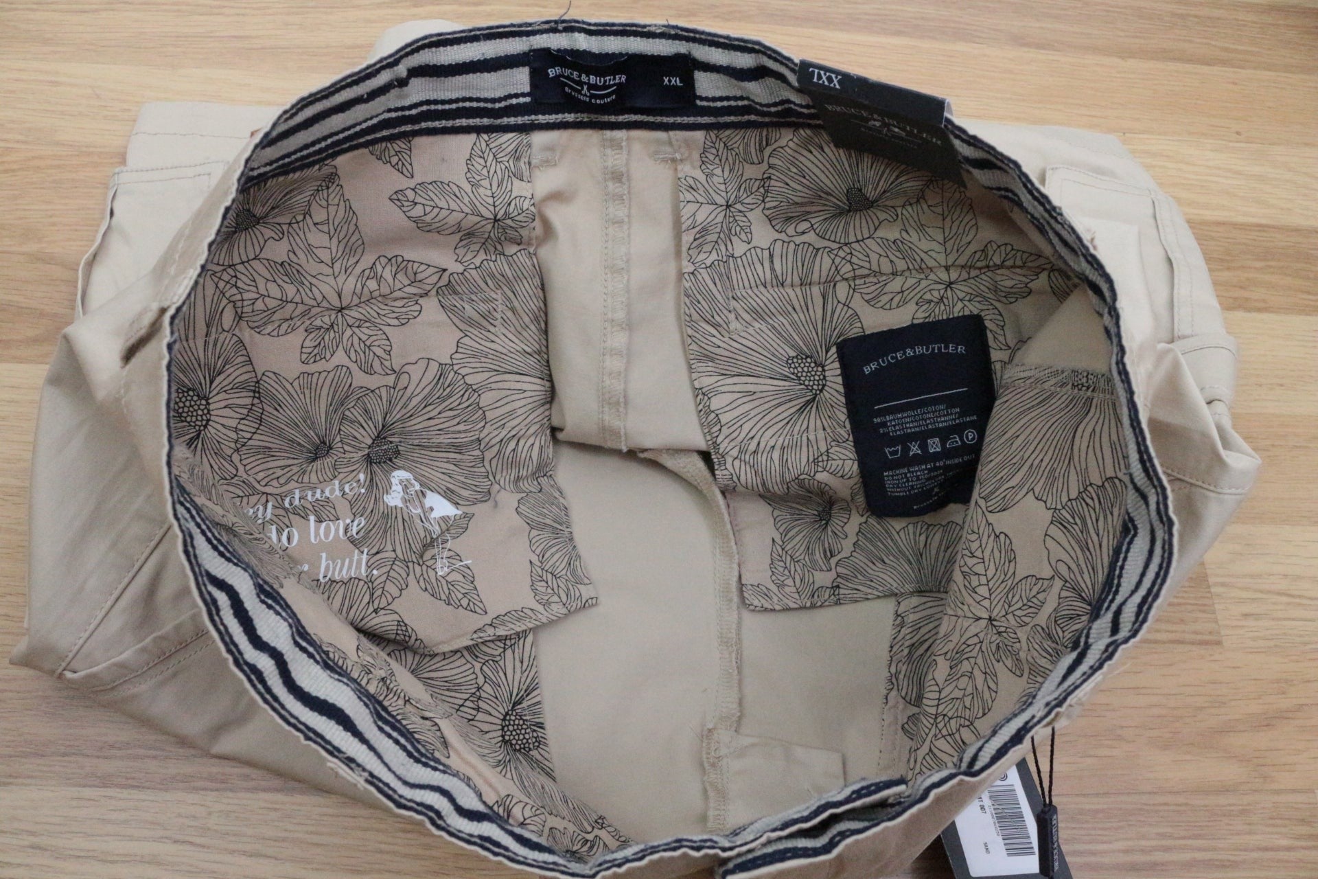 Short cargo Frippindealz Bruce & Butler beige sable en coton stretch, taille XXL, doublure intérieure à motif floral.