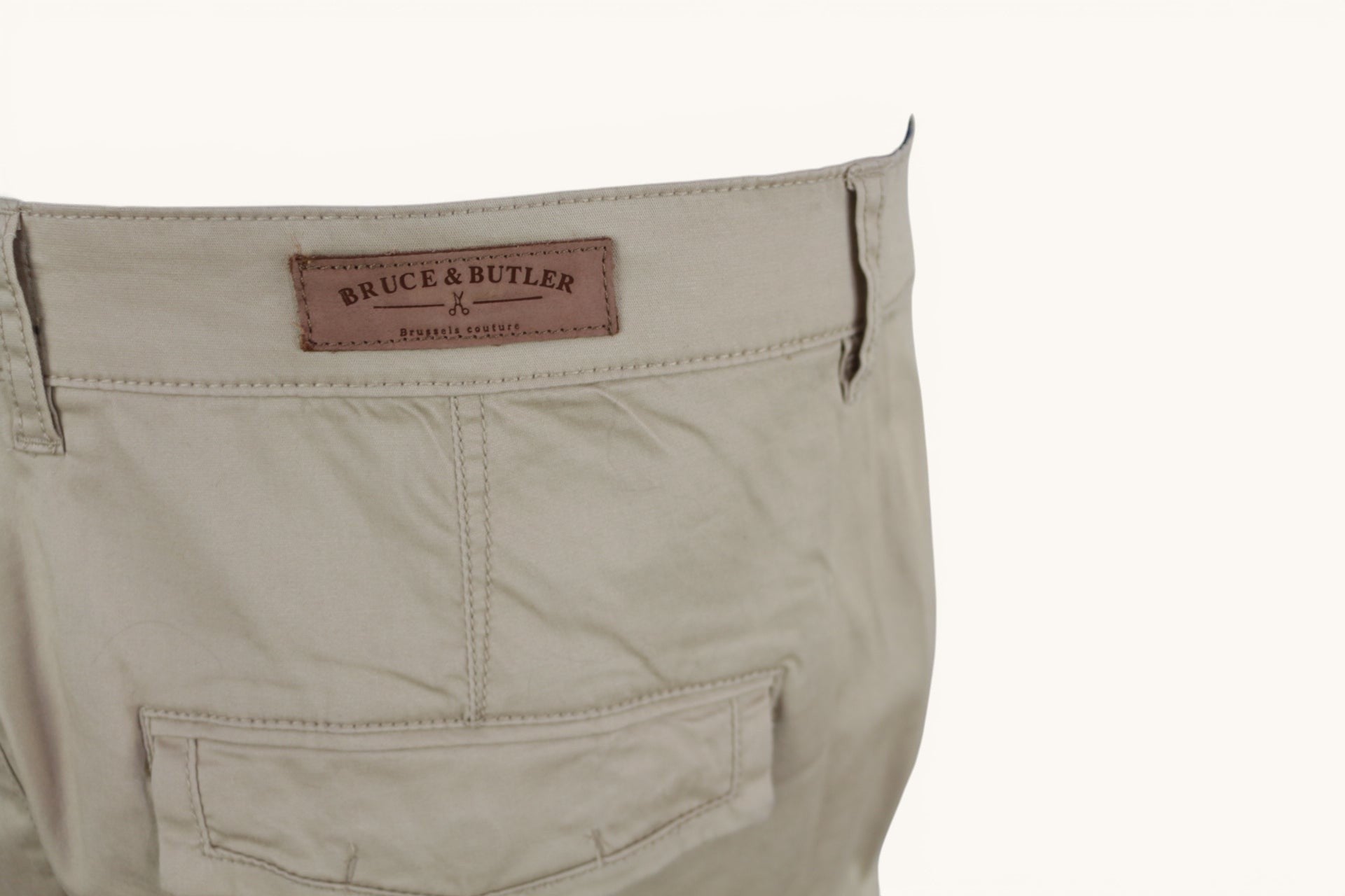Short cargo Frippindealz Bruce & Butler beige sable en coton stretch avec patch arrière effet cuir, taille XXL