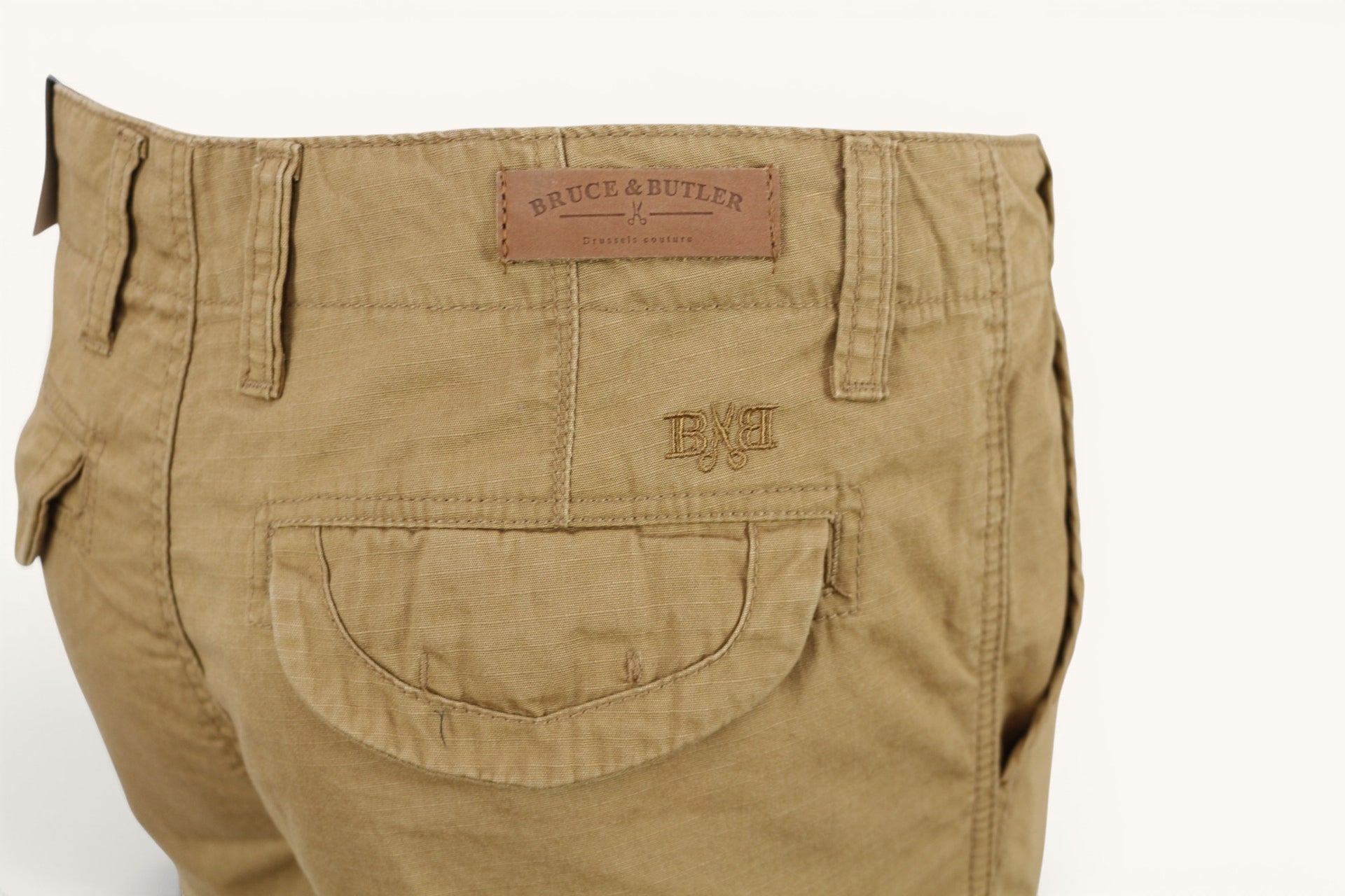 Short cargo Frippindealz Bruce & Butler en coton couleur Dark Sand avec étiquette en cuir et logo brodé