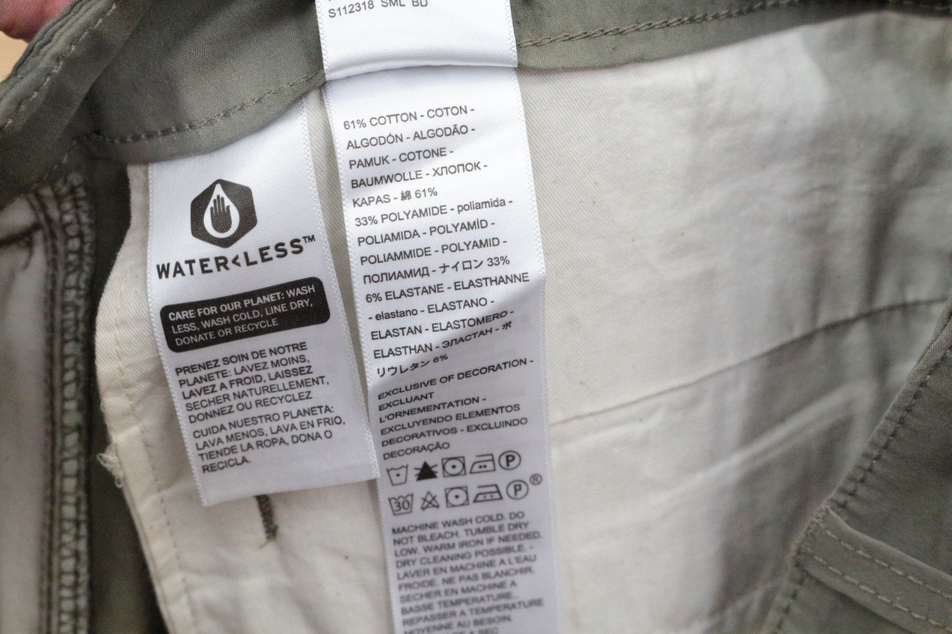 Étiquette intérieure Frippindealz d'un short cargo Dockers kaki olive avec détails de composition et technologie WaterLess