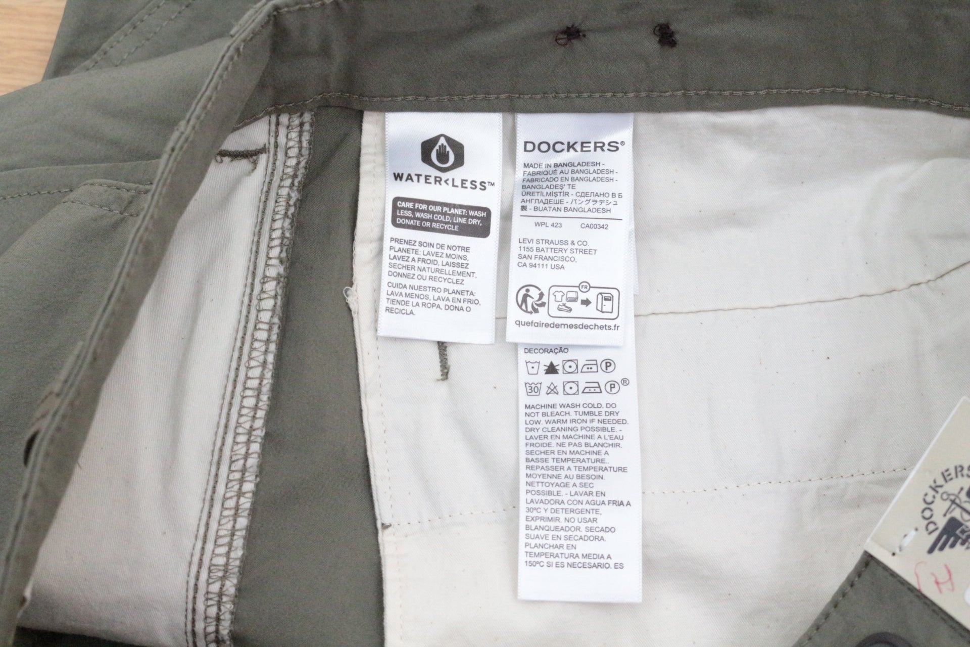Étiquettes intérieures d'un short cargo Frippindealz Dockers kaki olive en coton stretch avec technologie WaterLess