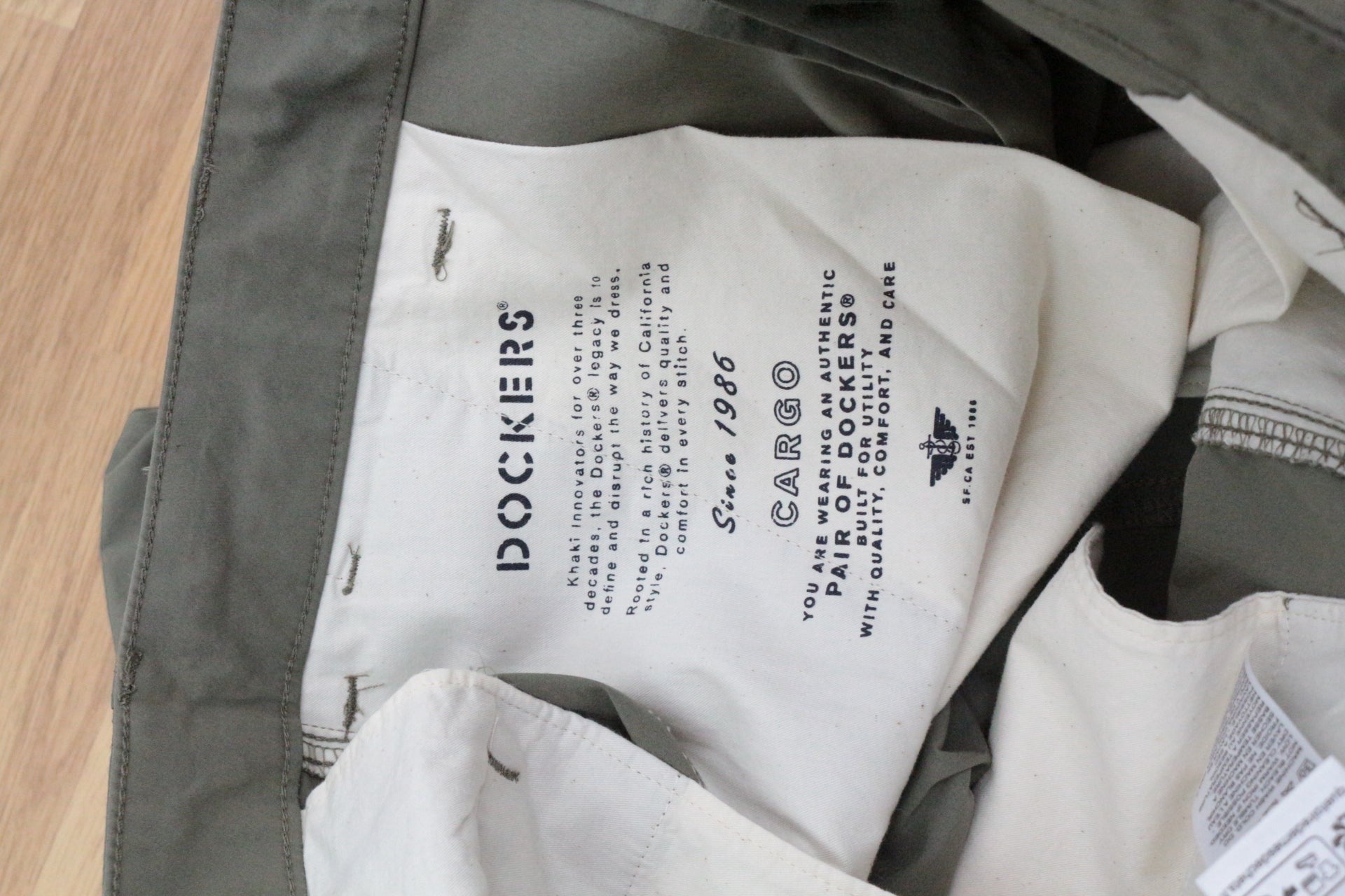 Intérieur d'un short cargo Frippindealz Dockers kaki olive avec marquage de marque et technologie WaterLess
