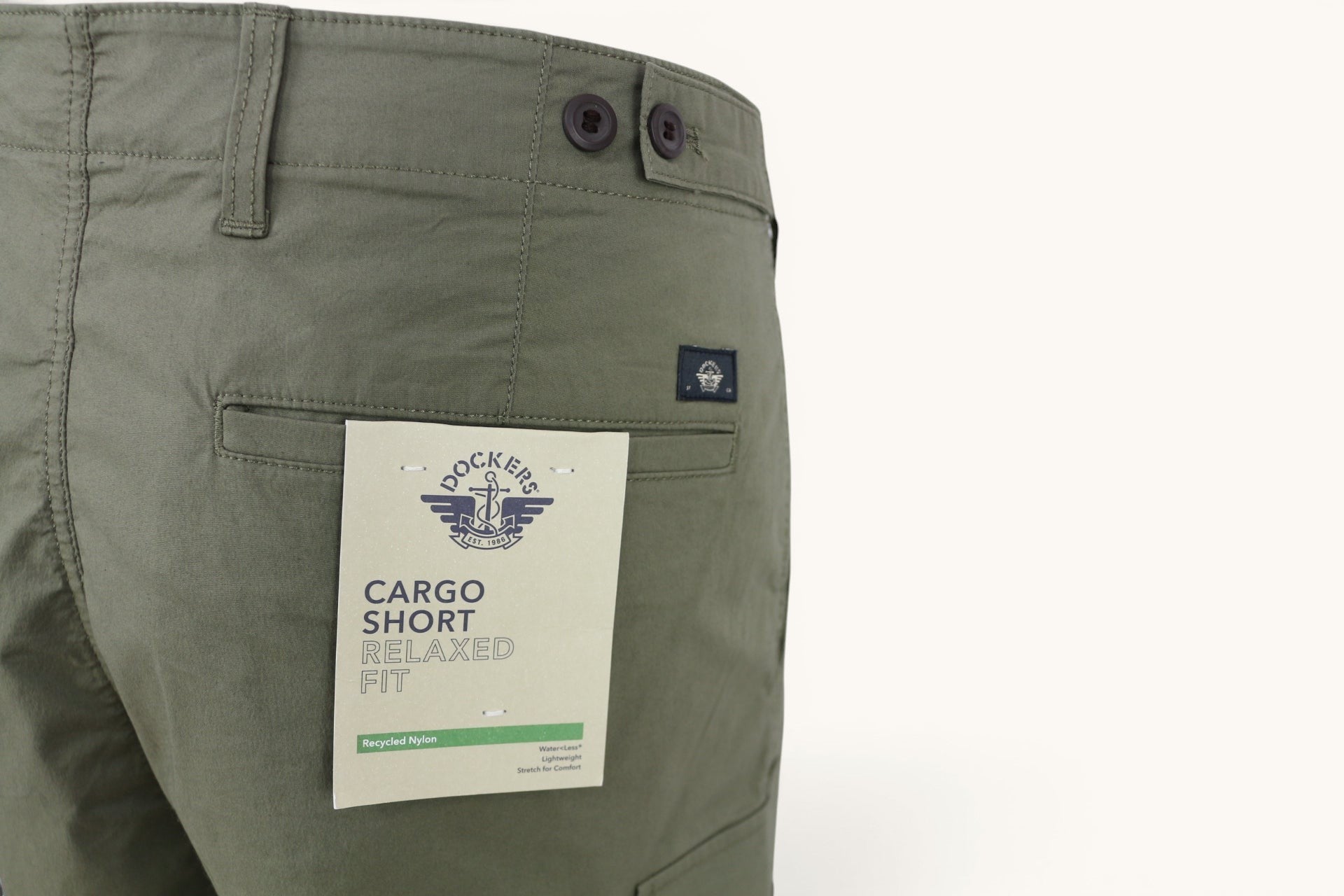 Short cargo Frippindealz Dockers kaki olive avec étiquette, coupe Relaxed Fit en coton stretch, poches arrière.