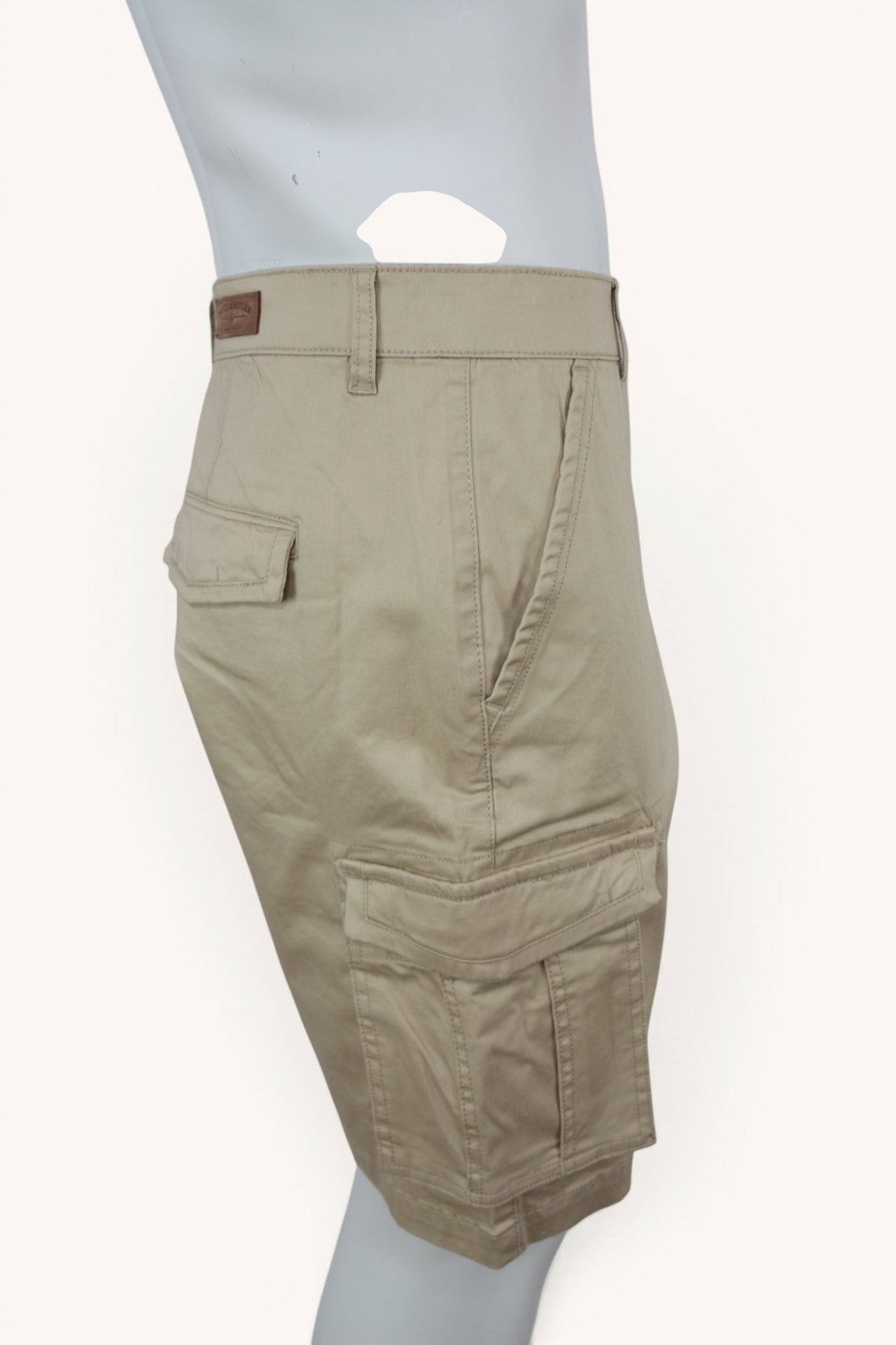 Short cargo beige sable Frippindealz en coton stretch pour homme, neuf avec étiquette, poches latérales et patch cuir