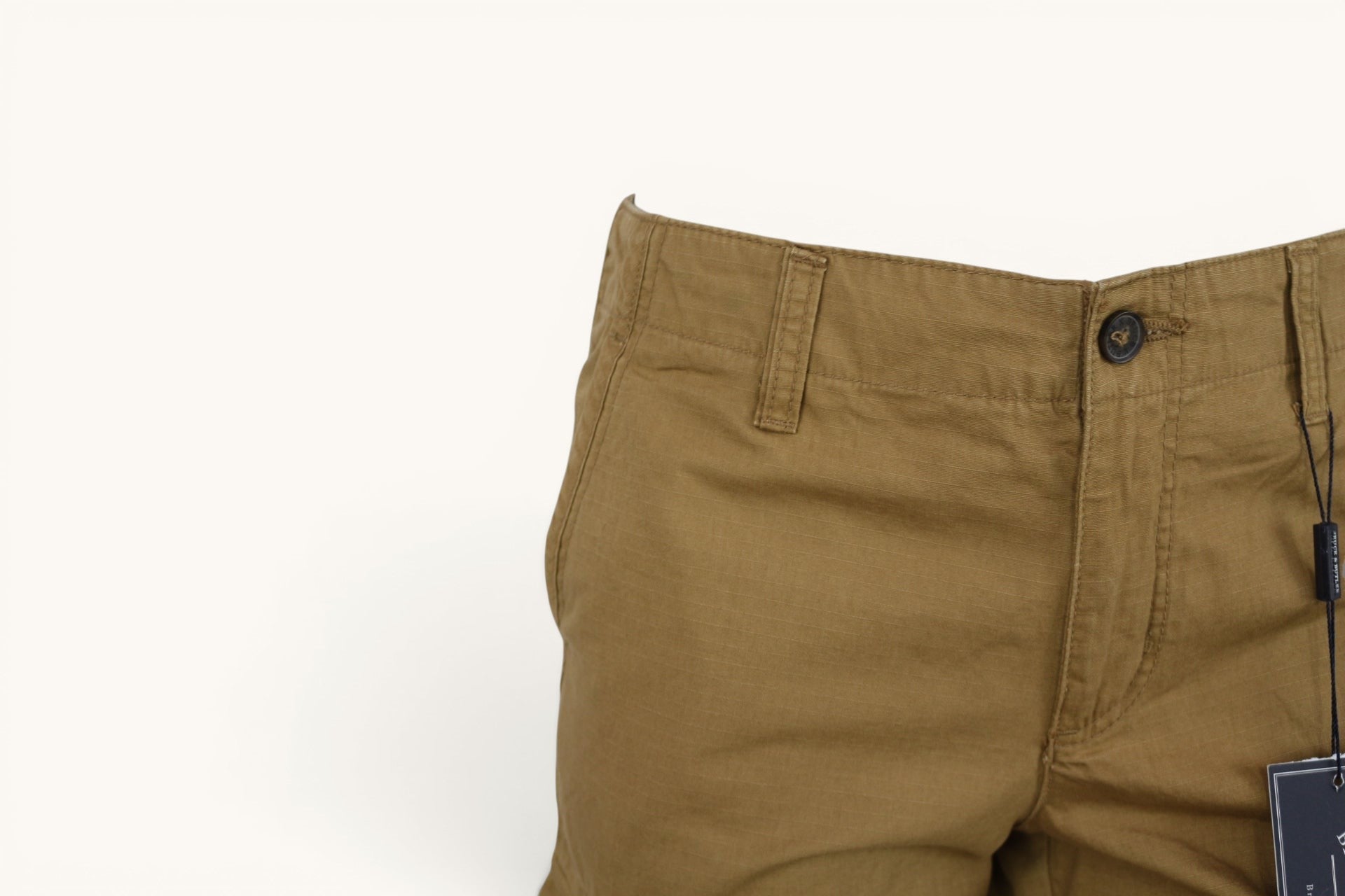 Short cargo homme Bruce & Butler en coton couleur Dark Sand, neuf avec étiquette, coupe classique et passants ceinture.