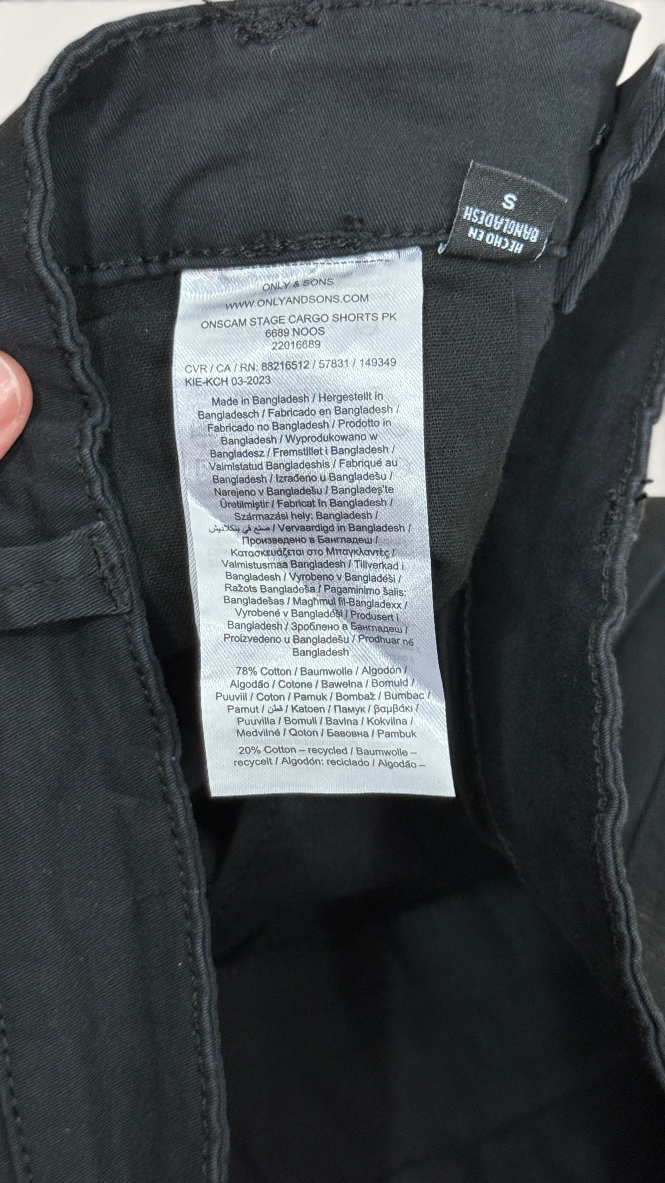 Étiquette intérieure Frippindealz du short cargo noir Only & Sons en coton stretch, taille S, neuf.